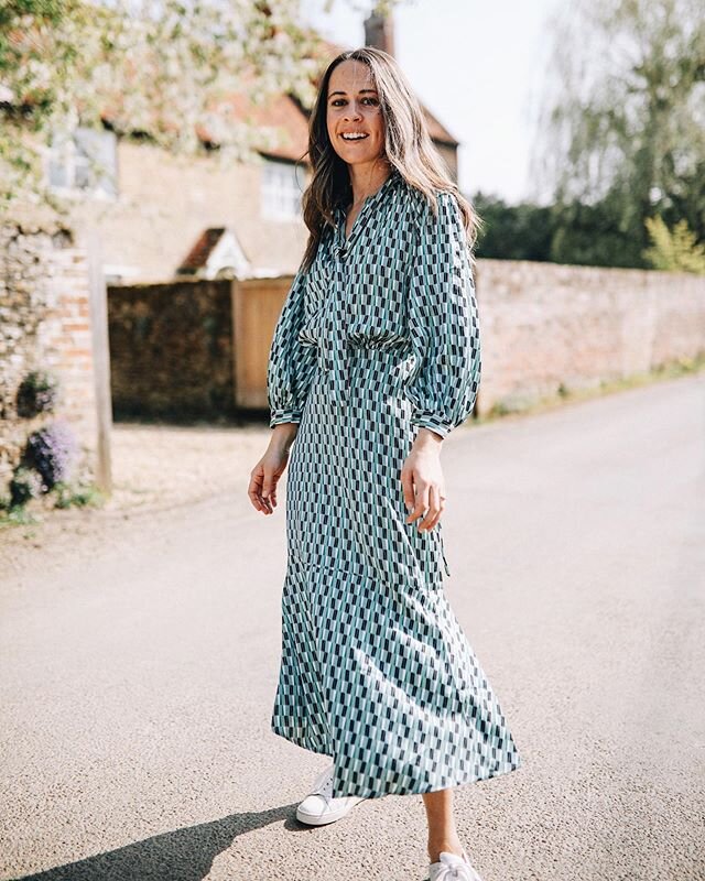 getting used to life in the countryside...🤔🤷🏻&zwj;♀️ missing our favorite pub though and wishing we could sit at those picnic tables and enjoy a drink in the sun ☀️ wearing my forever favorite @cefinnstudio dress (the Daria) that i think i now own