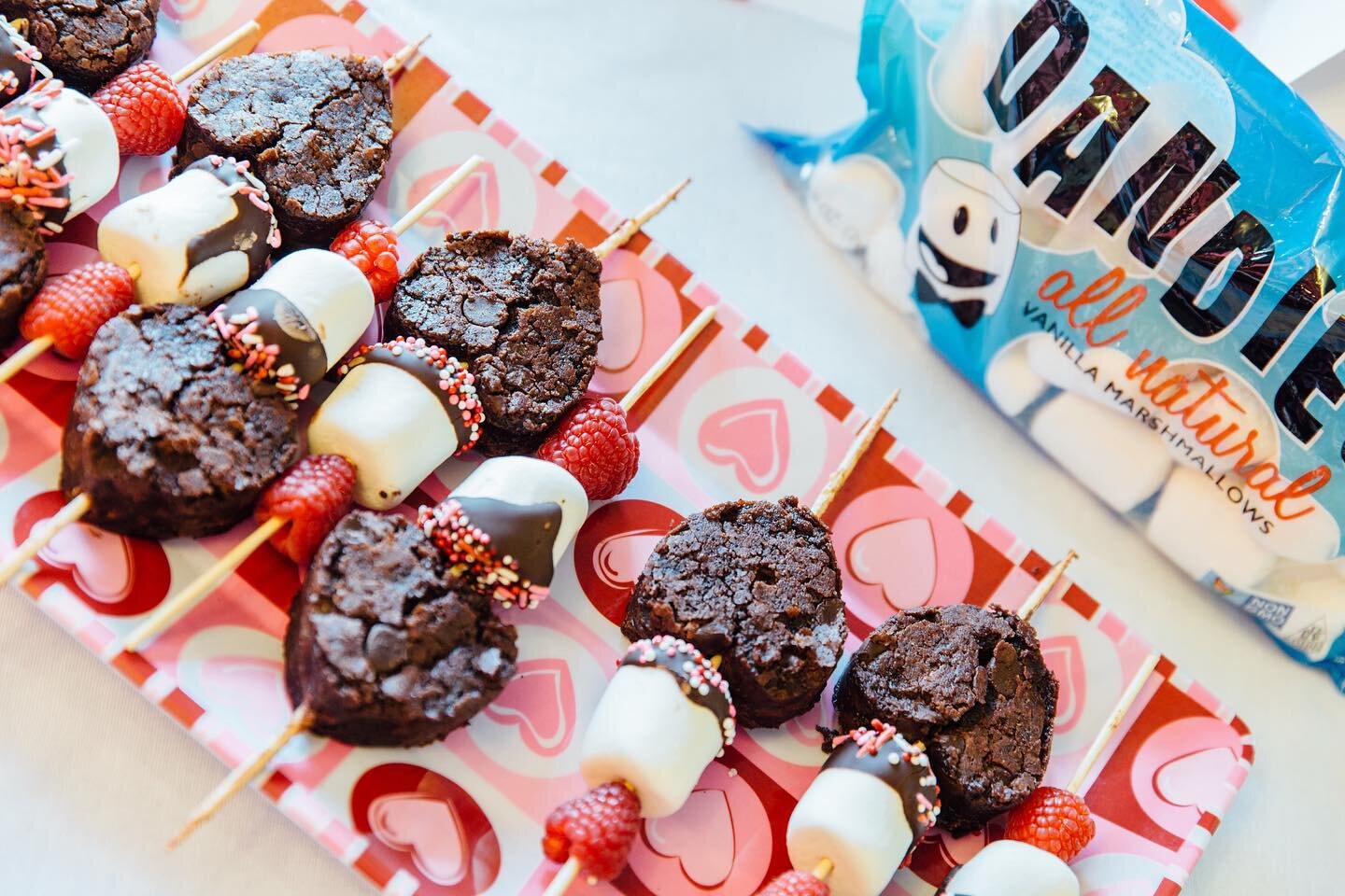 ❣️ Valentine Kabobs ❣️

I purchased @lehimills vegan brownie mix, and used my heart cookie cutter to shape them.

I bought the @mydandies marshmallows on @amazon . They are delicious and vegan! Then I melted non-dairy chocolate chips and dipped the m