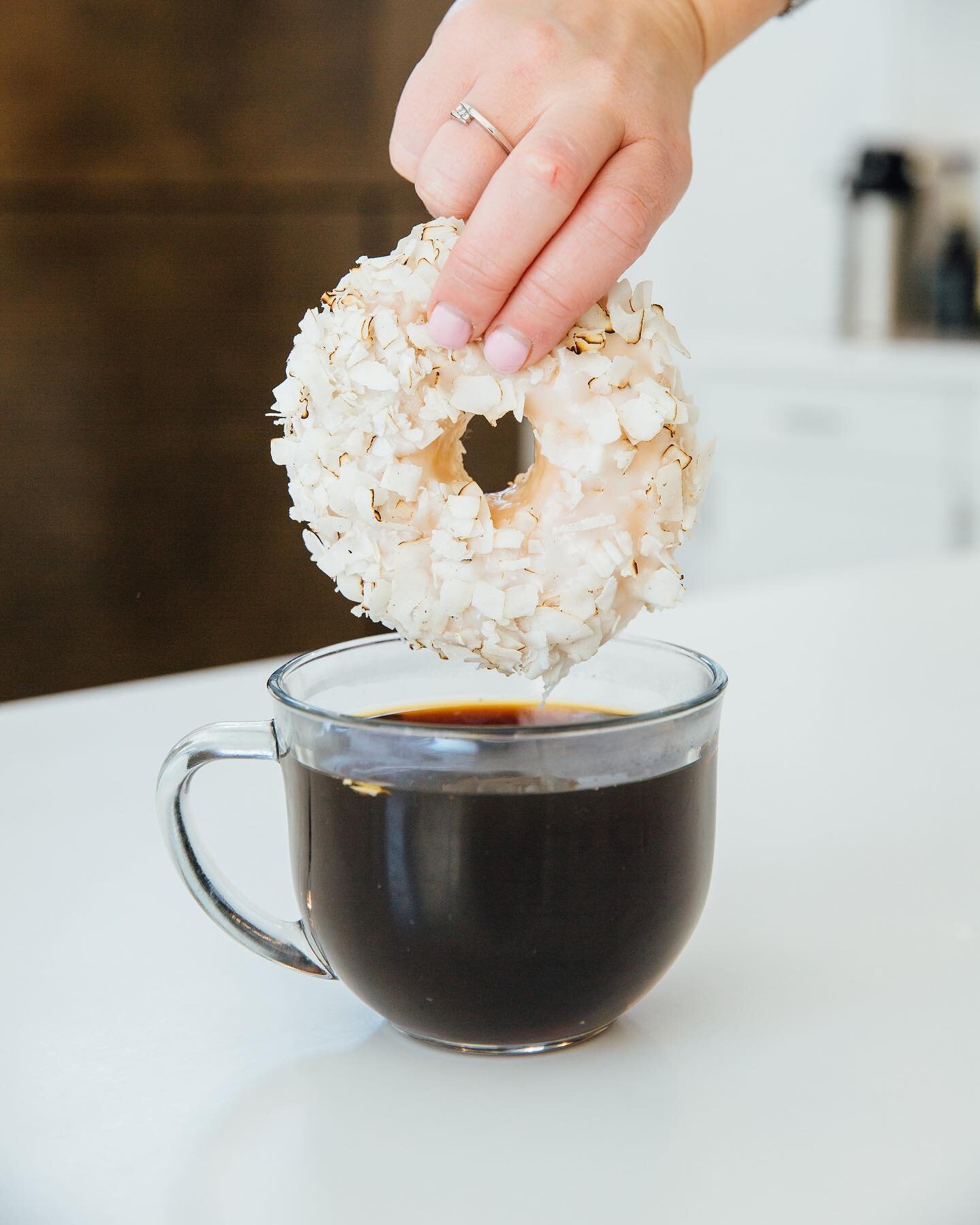 ☕️I&rsquo;ve started drinking coffee out of a clear mug so people know where my tolerance level is at...hahaha 
But do people really dunk their doughnuts? Do you? I personally like to dunk my &ldquo;cake&rdquo; doughnuts, like this yummy Toasted Coco