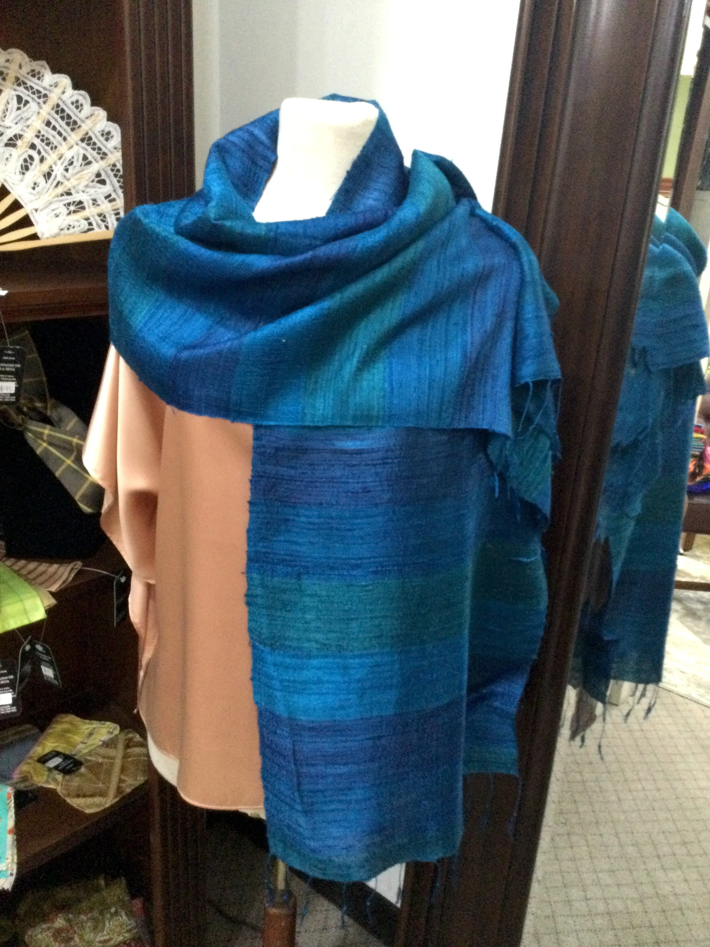 Bufandas tailandesas tejidas en telar artesanal