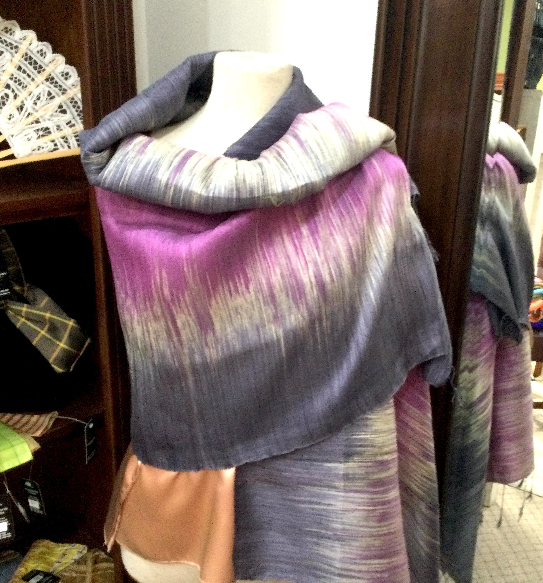 Estola Ikat en seda cruda, tejida en telar artesanal, Tailandia