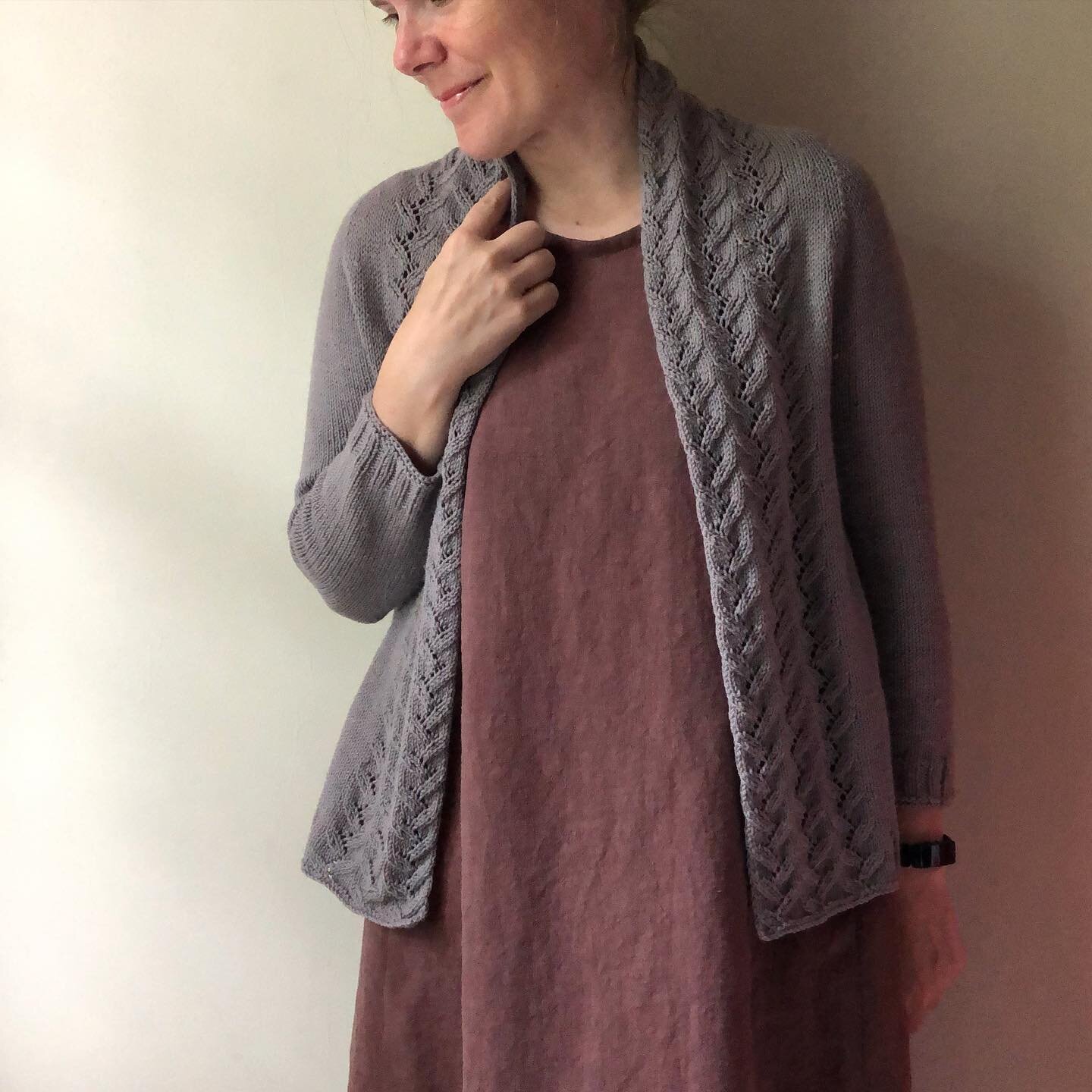 better late than never: five plus years after purchasing the #florencecardigan pattern by @maddermade, i finallllly knit one up! with 3/4 sleeves, a shawl collar and @quinceandco&rsquo;s tern yarn, it&rsquo;s an ideal sweater for these warmer months.