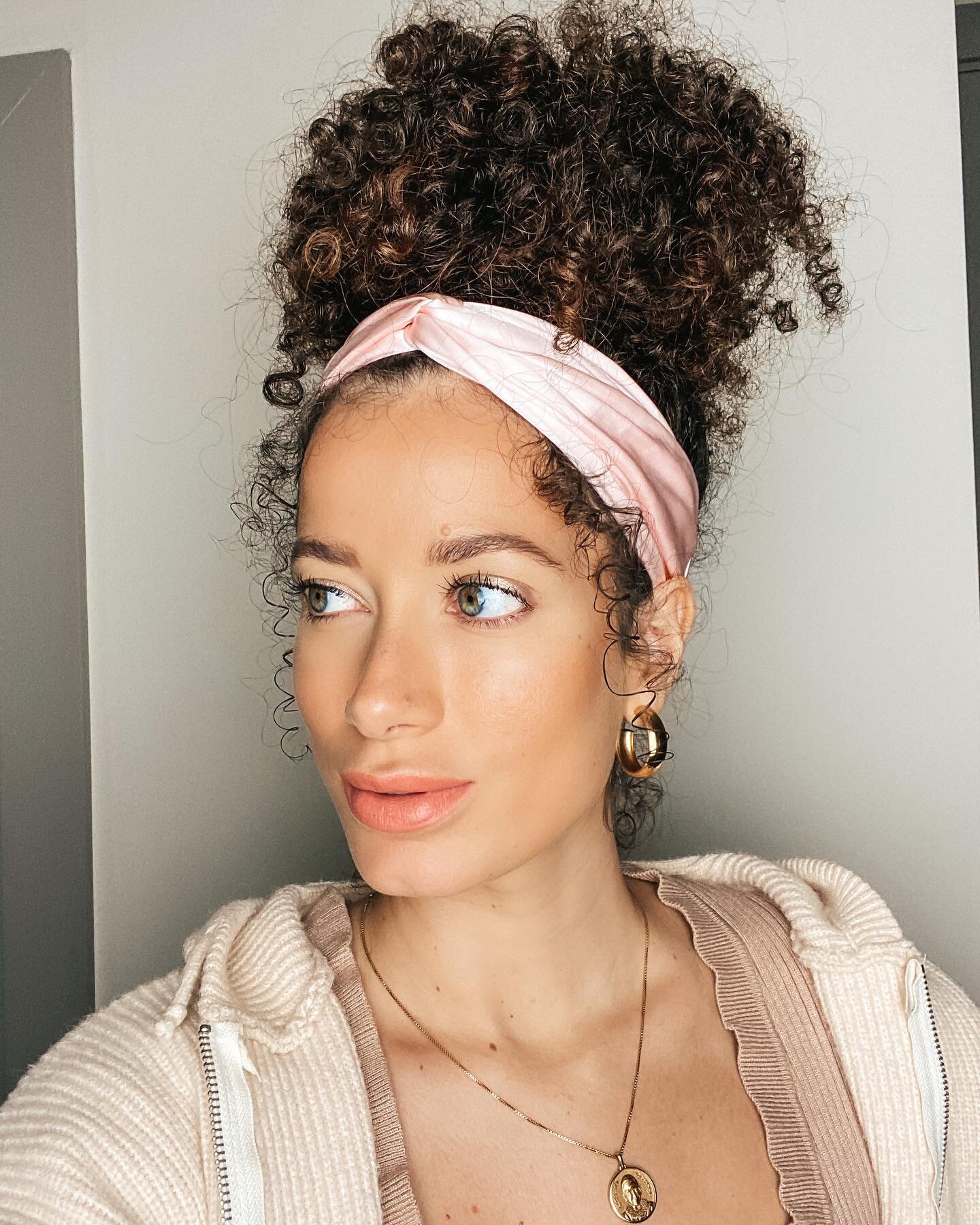 Updo hairstyle + a silk headband = perfection! 😍✨ @stylefeen wears our Blushing Headband in this shot! .
.
.
.
.
.
.
.
.
#silkscarf #scarf #silk #silkhairaccessories #hairaccessories #scarfstyles #silkscrunchie #scrunchie #pineapplescrunchie #curlyu