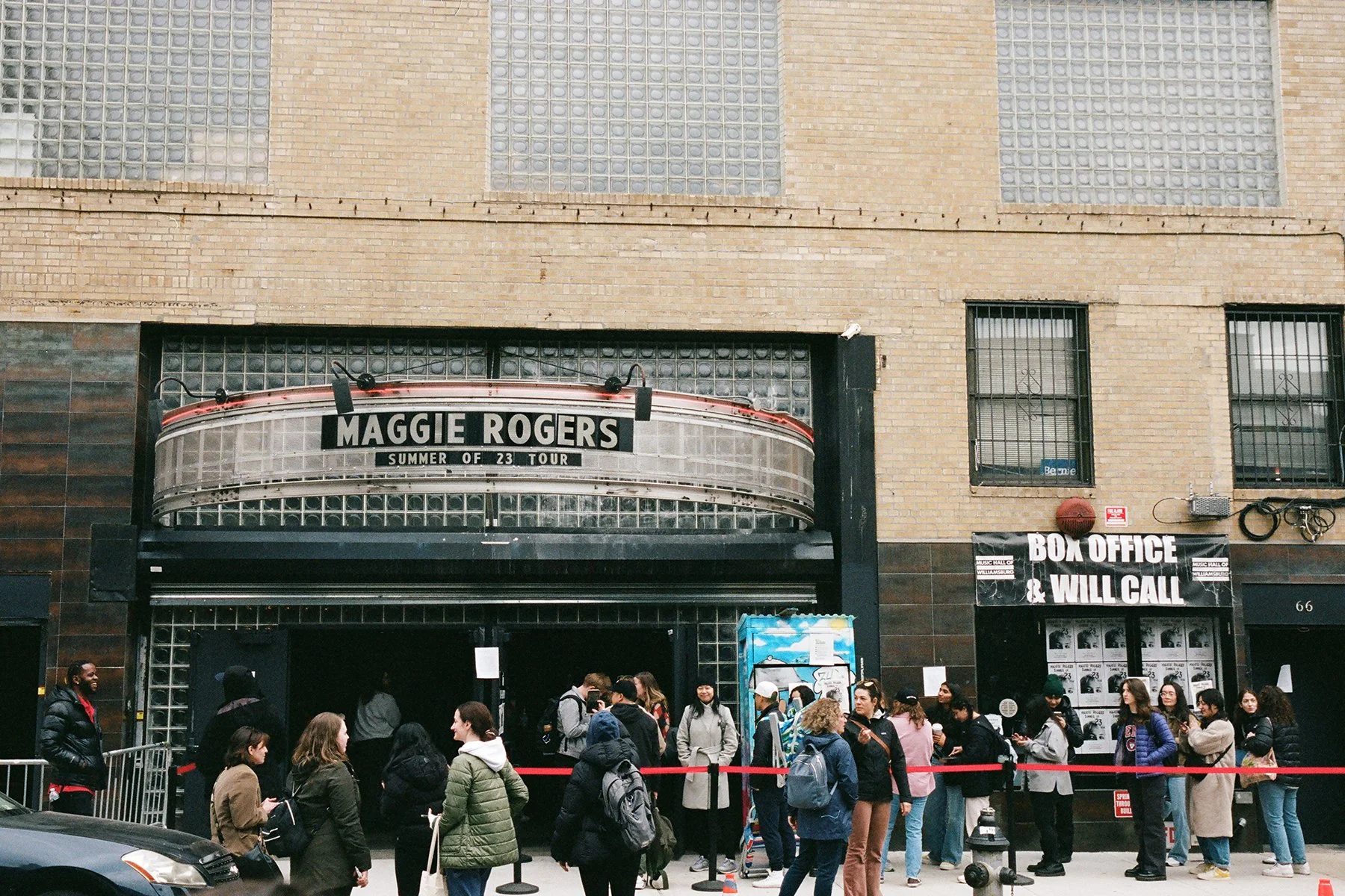 20230407_mwinston_maggie rogers-crowd-01.jpg