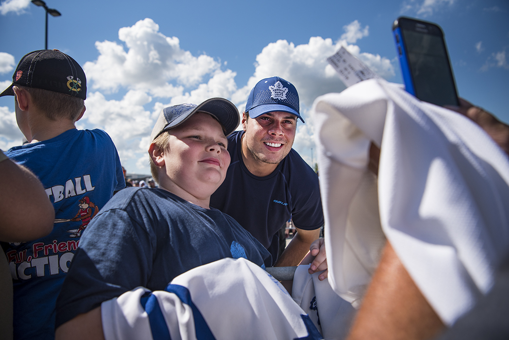 Toronto Maple Leafs centre Auston Matthews smiles for a photo with a young fan outside of Niagara Falls' Gale Centre on September 16.