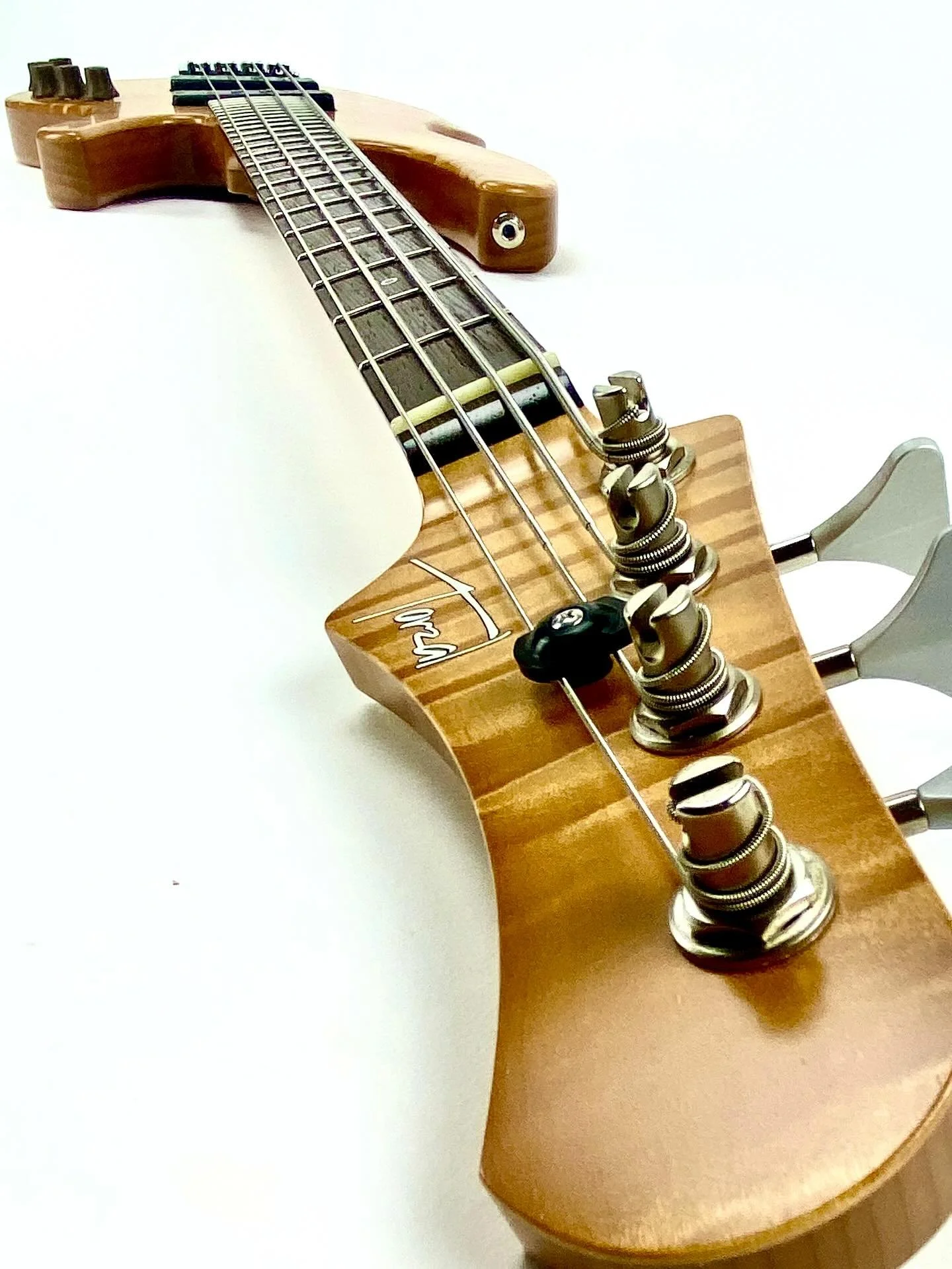 Torzal BO-420 &mdash; 20 degree  Natural Twist 4-string with a blonde flame maple top, alder body, hard maple neck and wenge fingerboard. @nordstrandaudio Big Split pickups and 3b preamp @hipshotproducts 

#unparalleled #ergonomics #bass #tone #keepp