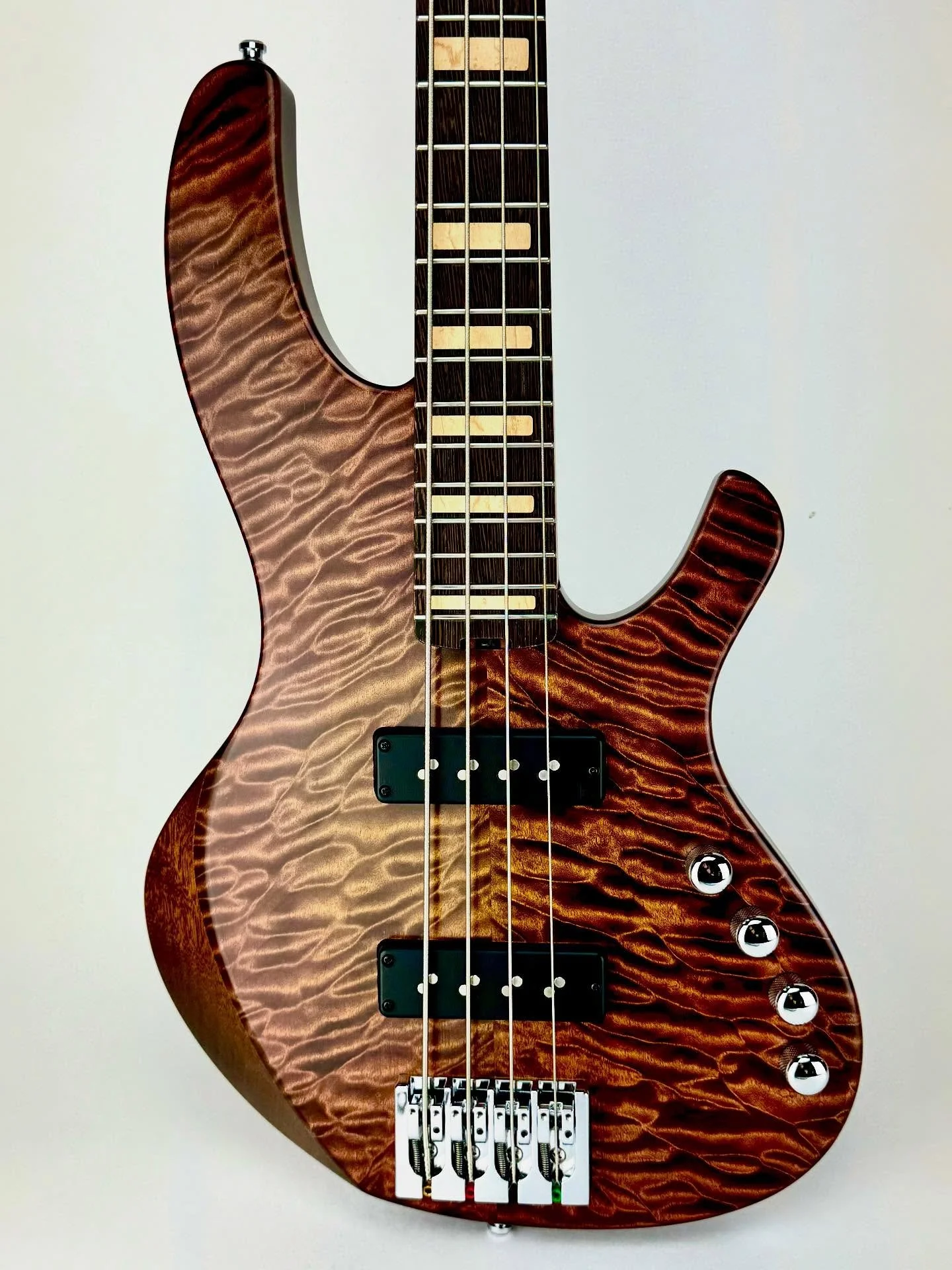 20 degree Natural Twist BO4. Okume body with quilted maple top, roasted maple neck, wenge fingerboard with birdseye block inlays. @nordstrandaudio BigSplit pickups and preamp @hipshotproducts bridge and tuners. If you are in the UK, you can take it f