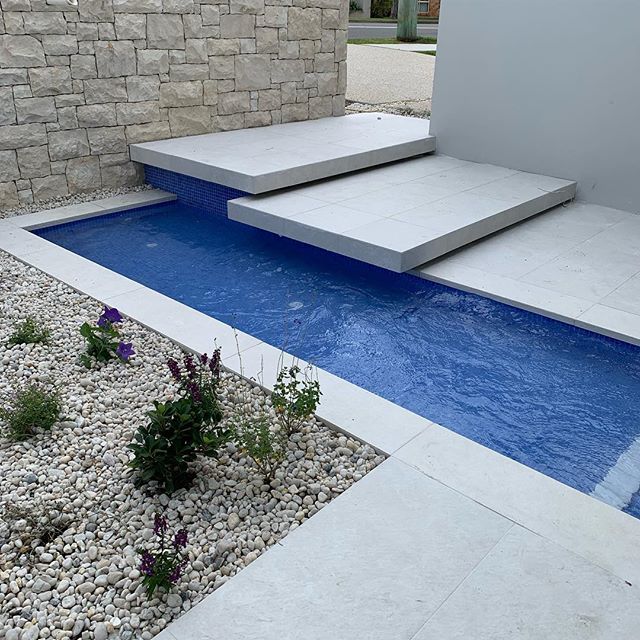 Mitres and scribes and a pretty cool front entry pond pool for @richards.building limestone wall by @newcastle_stonemasonry. Design by @octopusgardendesign 🤙🏽