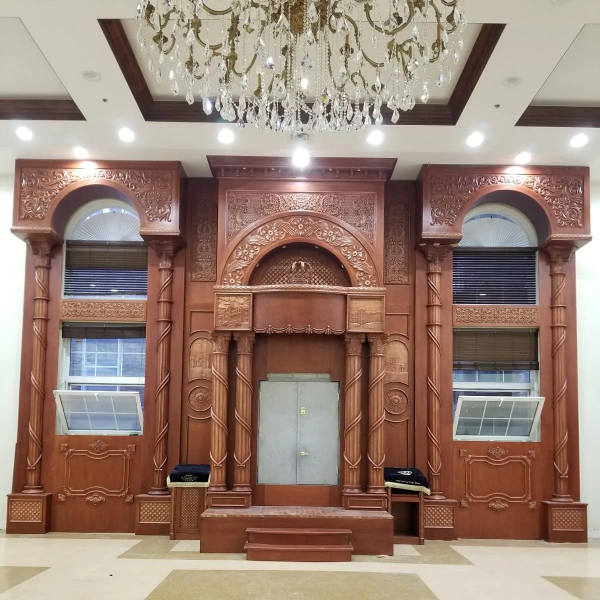 Vizhnitz Montreal's Unique Aron Kodesh