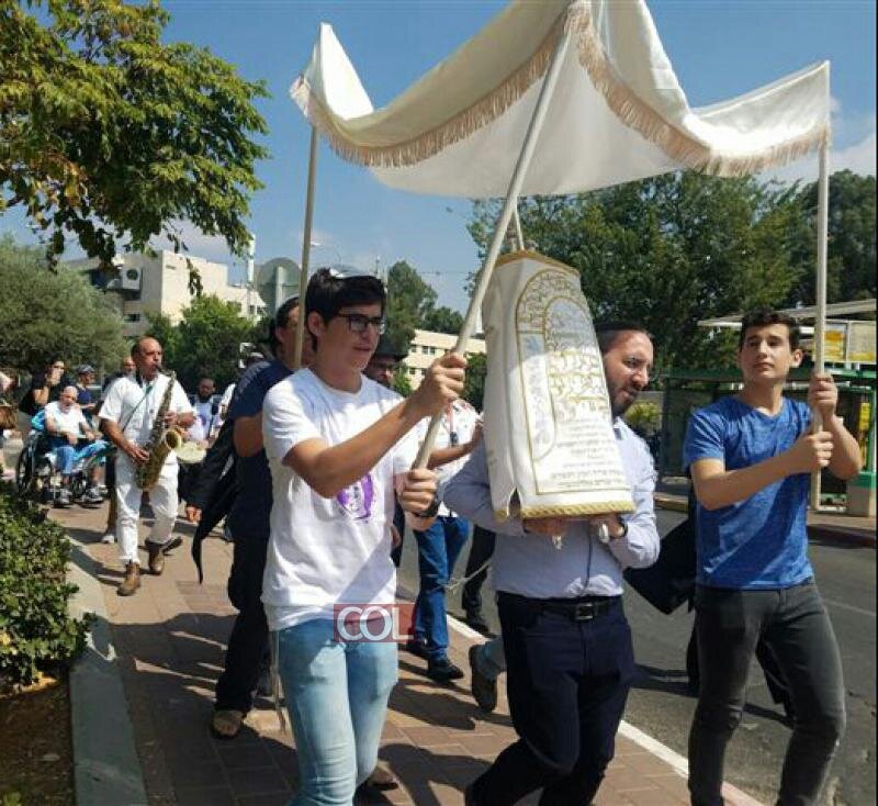 7 minim gate Torah mantel 2.jpg