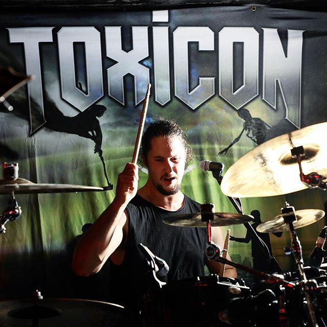 Shoutout post to our choccy milk smashing, trackpant rocking, swole Keanu looking machine of a drummer Thomas Nunan. 💪
Most of the time he’s hidden away behind the kit but make no mistake he’s the heartbeat of the band. ( P.S He’s also our designated driver so uh, any chance you could pick us up around 8 Nunan?) 📸: @elgin_huang_jiale .
.
.
.
.
.
.
.
.
#dwdrums #heavymetal #buffseagull #nunanbird #toxicon #drummer #meinl #bigm #designateddriver #aussiemetal #dannycareydoppelganger