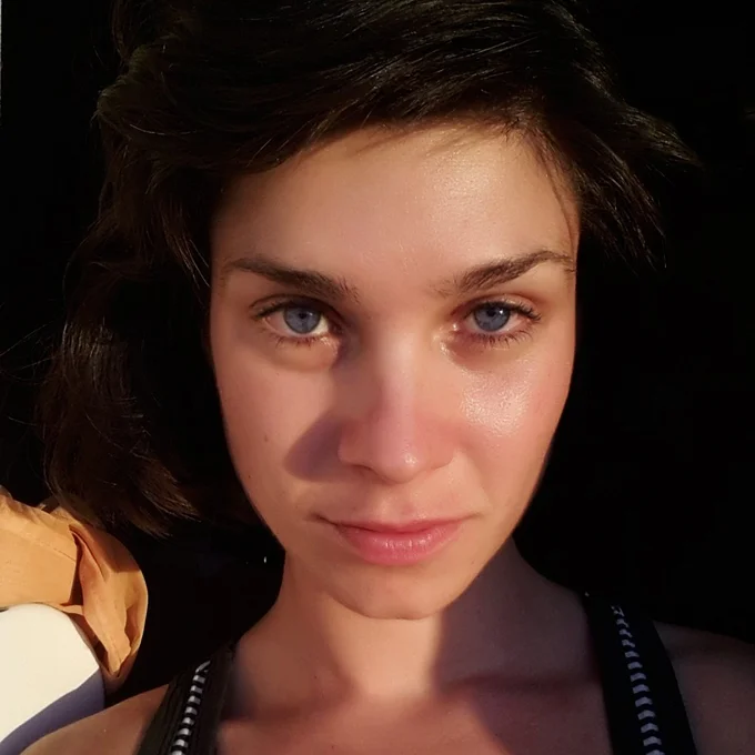 Dajana Džafo rođena 1988. u Splitu. Studentica je na UMAS-u. Od 2008.g. aktivno djeluje u udruzi Kam - Hram kao voditeljica aktivnosti, organizatorica i performerica.