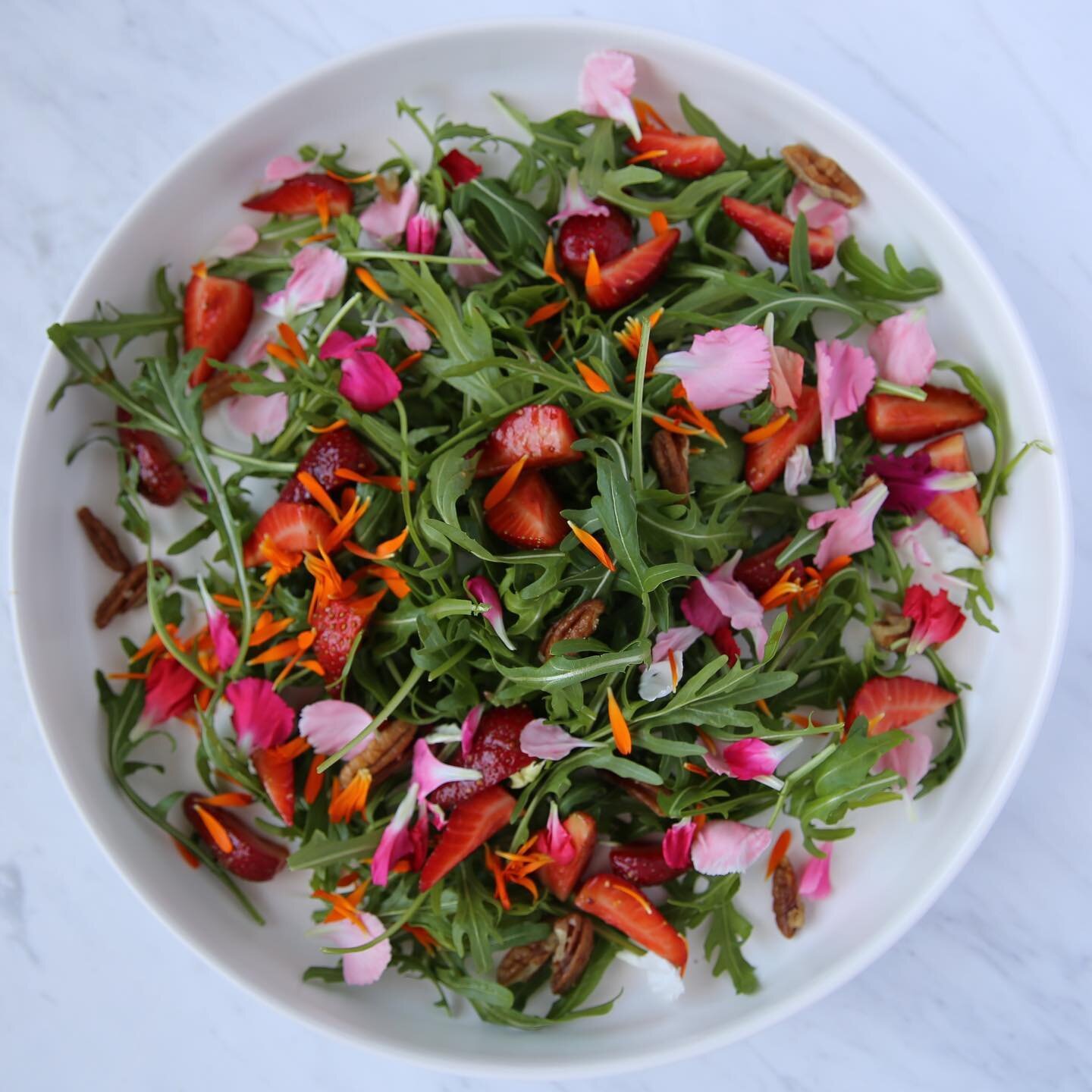 Rocket Strawberries and Toasted Pecan Salad 🚀💗 double tap for recipe 💗 macerated strawberries in balsamic and maple syrup. Toasted pecan nuts. Rocket leaves and edible flowers from veggie garden 💗 dressing a little mustard, garlic and lots of oli