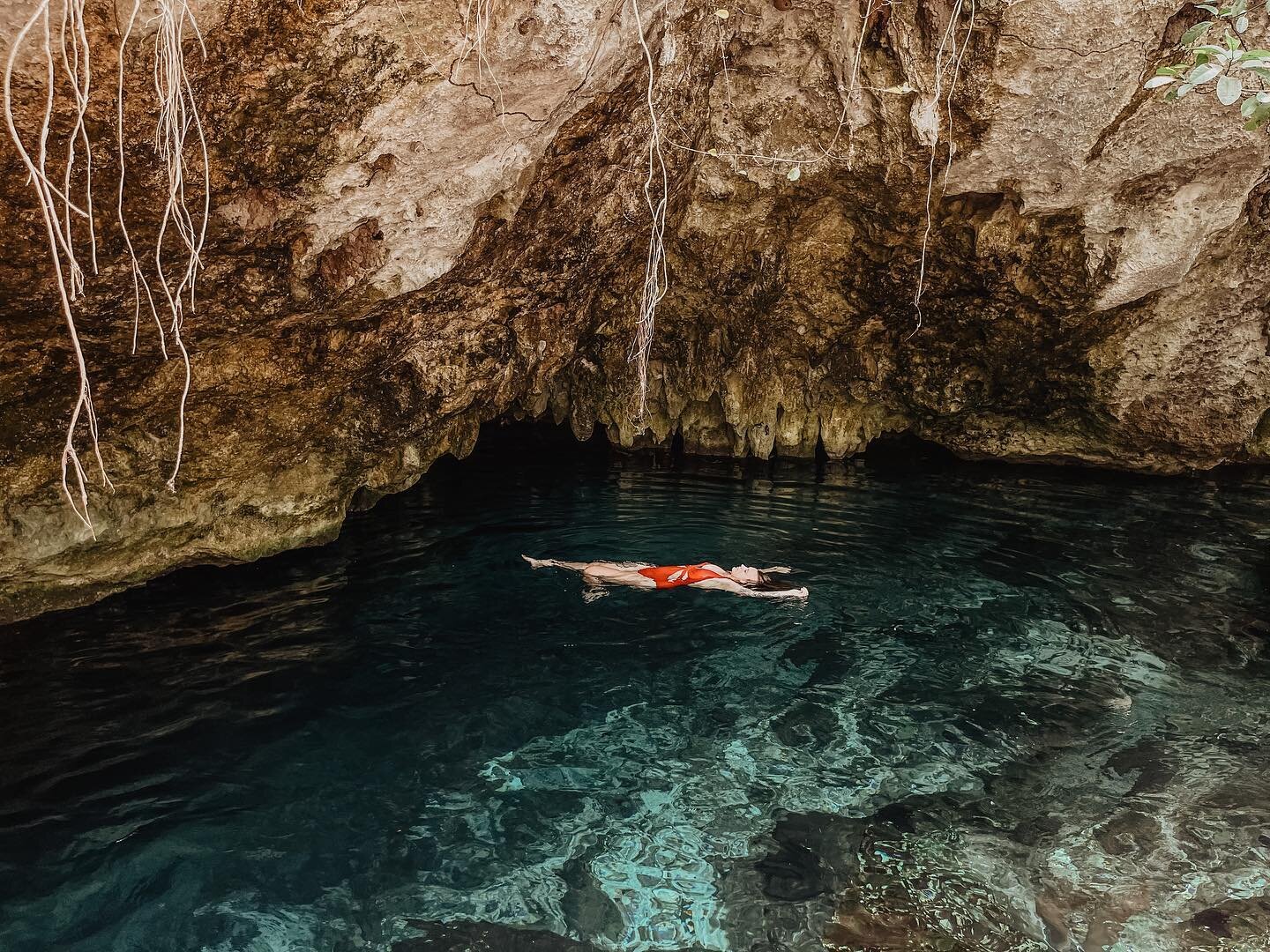 My Healthiest Addiction
&bull;
&bull;
&bull;
#tulum #exploretulum #mexico #exploremexico #cenote #grandcenote #redswimsuit #caveswiming #swimingwithturtles #travelblogger #travelphotographer #mnyphotos #dirtybootstravel #nationalgeographic