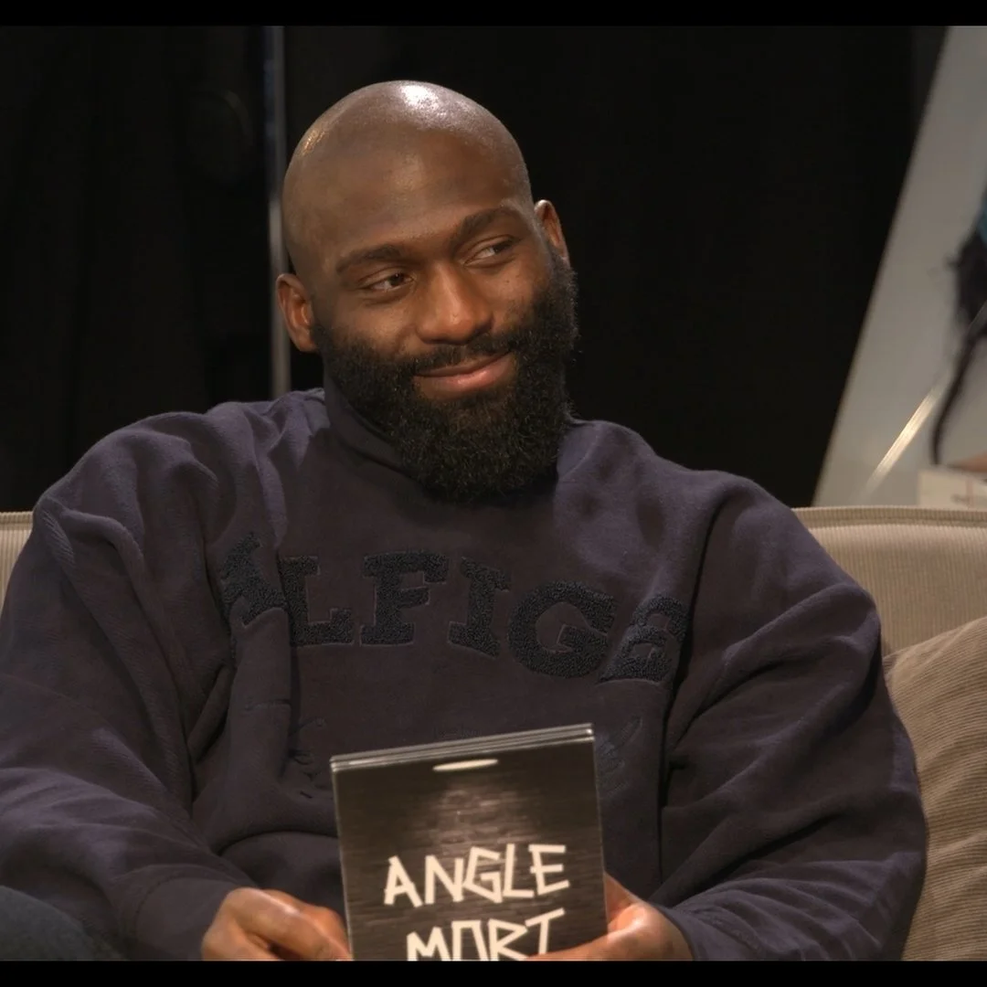 &quot;Un Angle Mort c'est un sujet tr&egrave;s &eacute;pineux&quot; - On cite @cedricdoumbe dans ce nouvel &eacute;pisode d'Angle Mort ft. @blackm qui a d&ucirc; faire face aux diverses sauces et happenings! 😅

Agence &amp; Concept: @adjime_agency 
