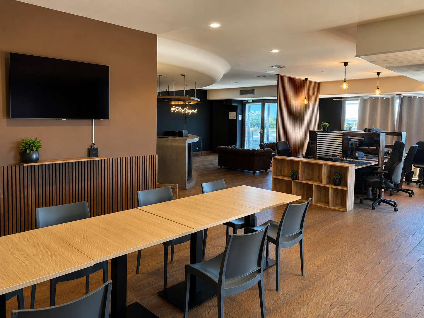 L'espace de réunion avec grande table et écran mural