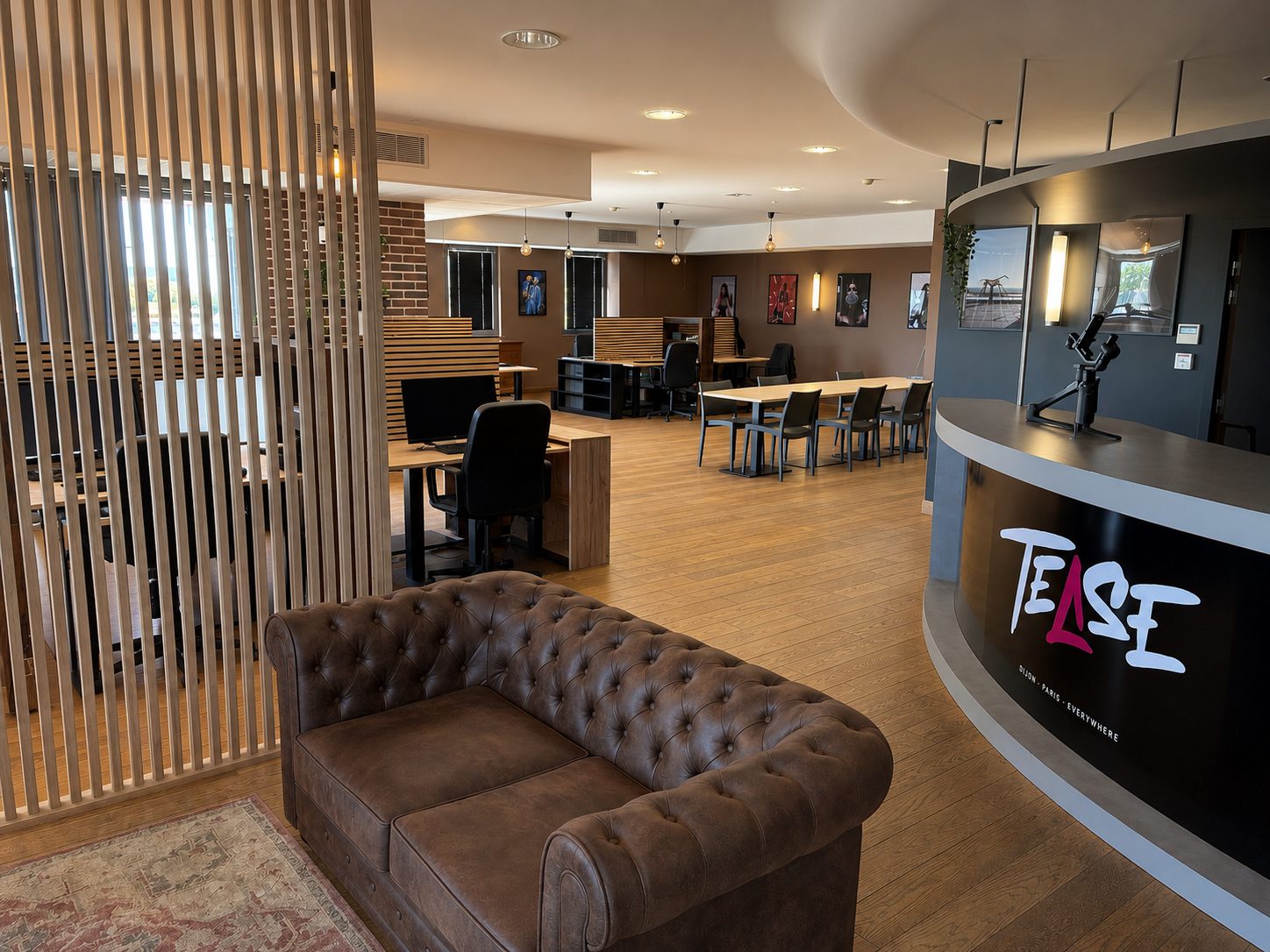 L'accueil des bureaux TEASE, avec le comptoir au logo et un canapé Chesterfield