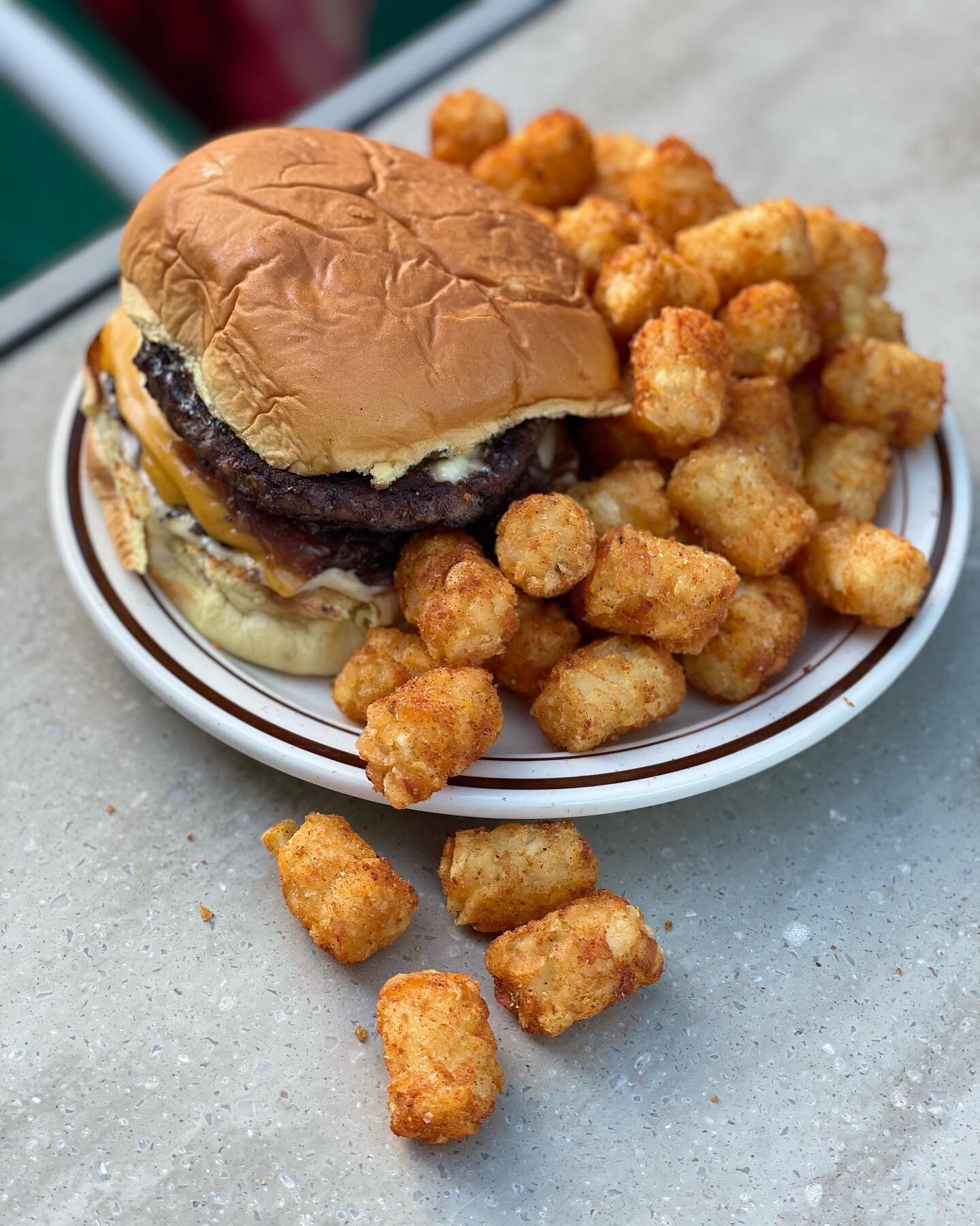 &lsquo;SIX GUYS&rsquo;- DOUBLE PATTY, GARLICKY A&Iuml;OLI, CARMIES, PICKLES, OVERFLOW OF TOTS. 

@dj_loose_ends ALL VINYL TONIGHT 10P-1A