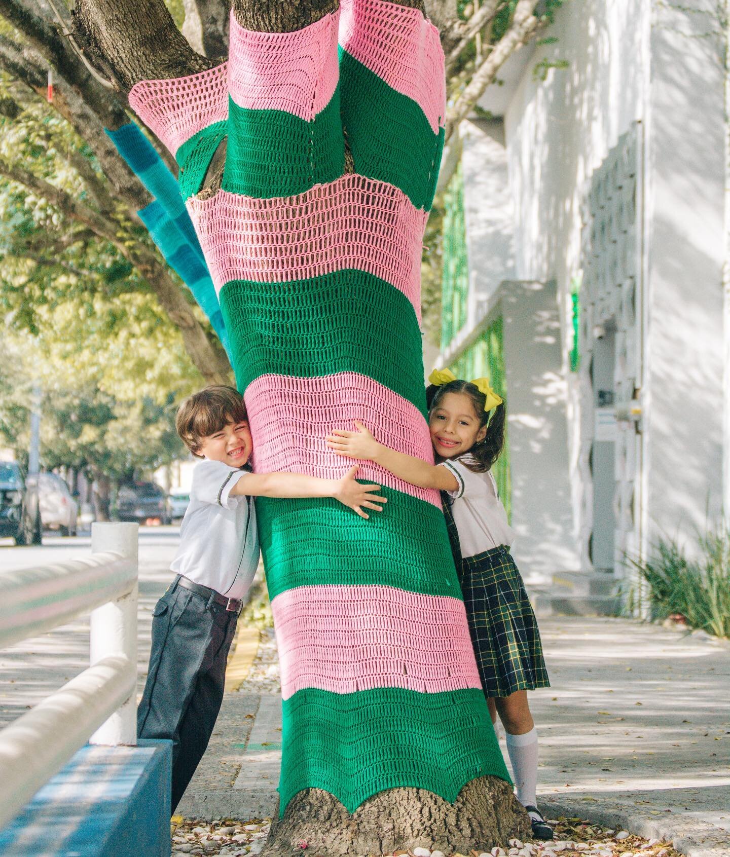 Yarn Bombing: The Art of Urban Knitting 🫰🏼✨💚💗💙💛💜❤️