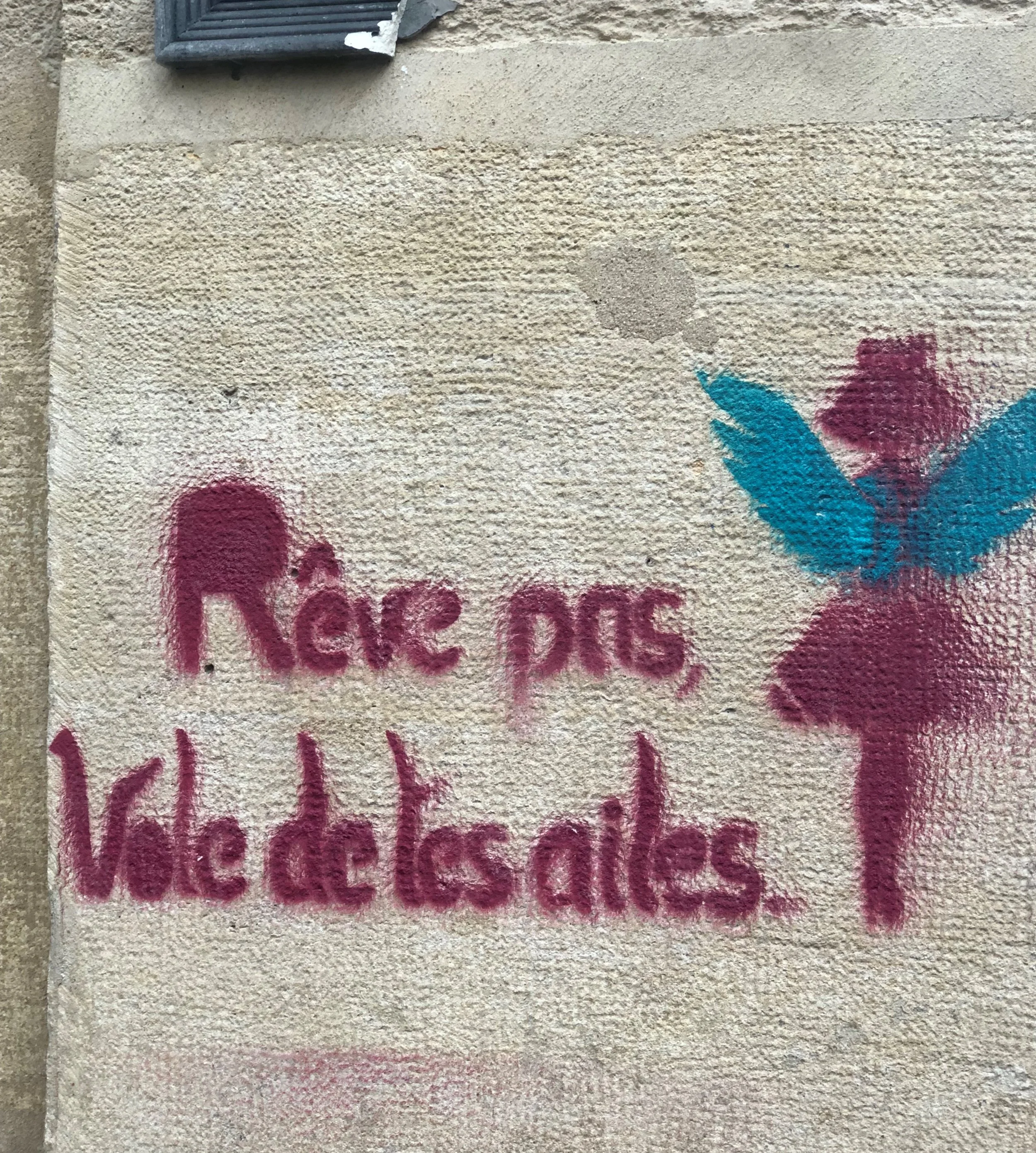 Rêve pas, vole de tes ailles. Sidewalk philosopher in Paris