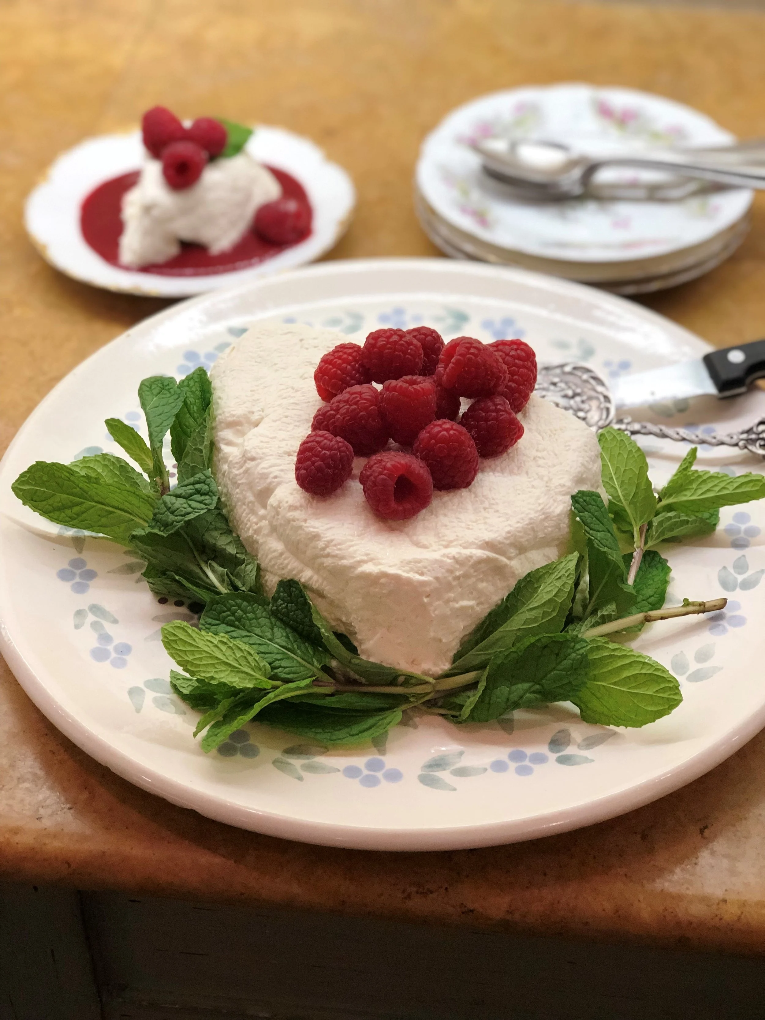 Coeur à la crème with raspberry coulis