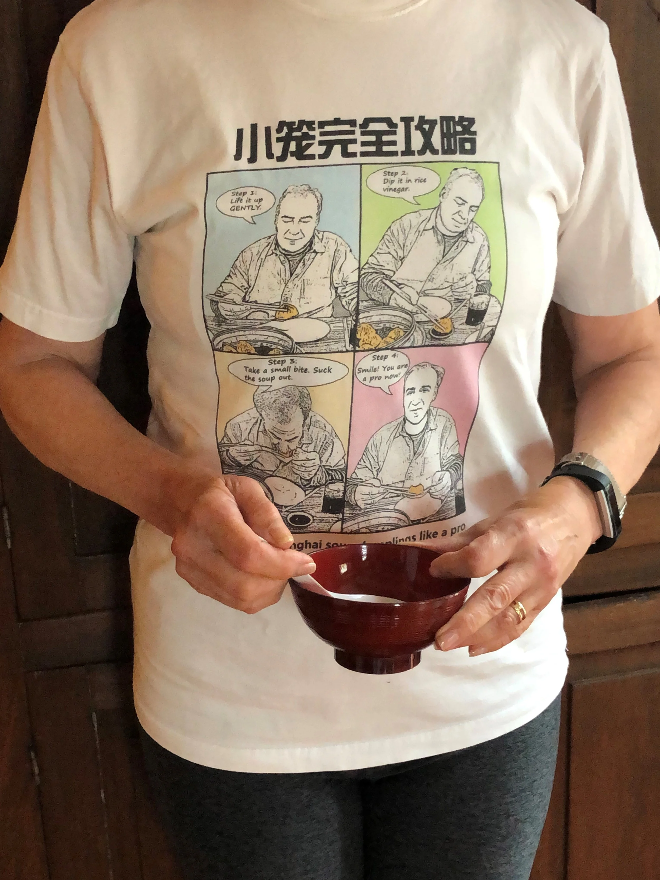 Instructions on “How to eat Shanghai soup dumplings like a pro.”