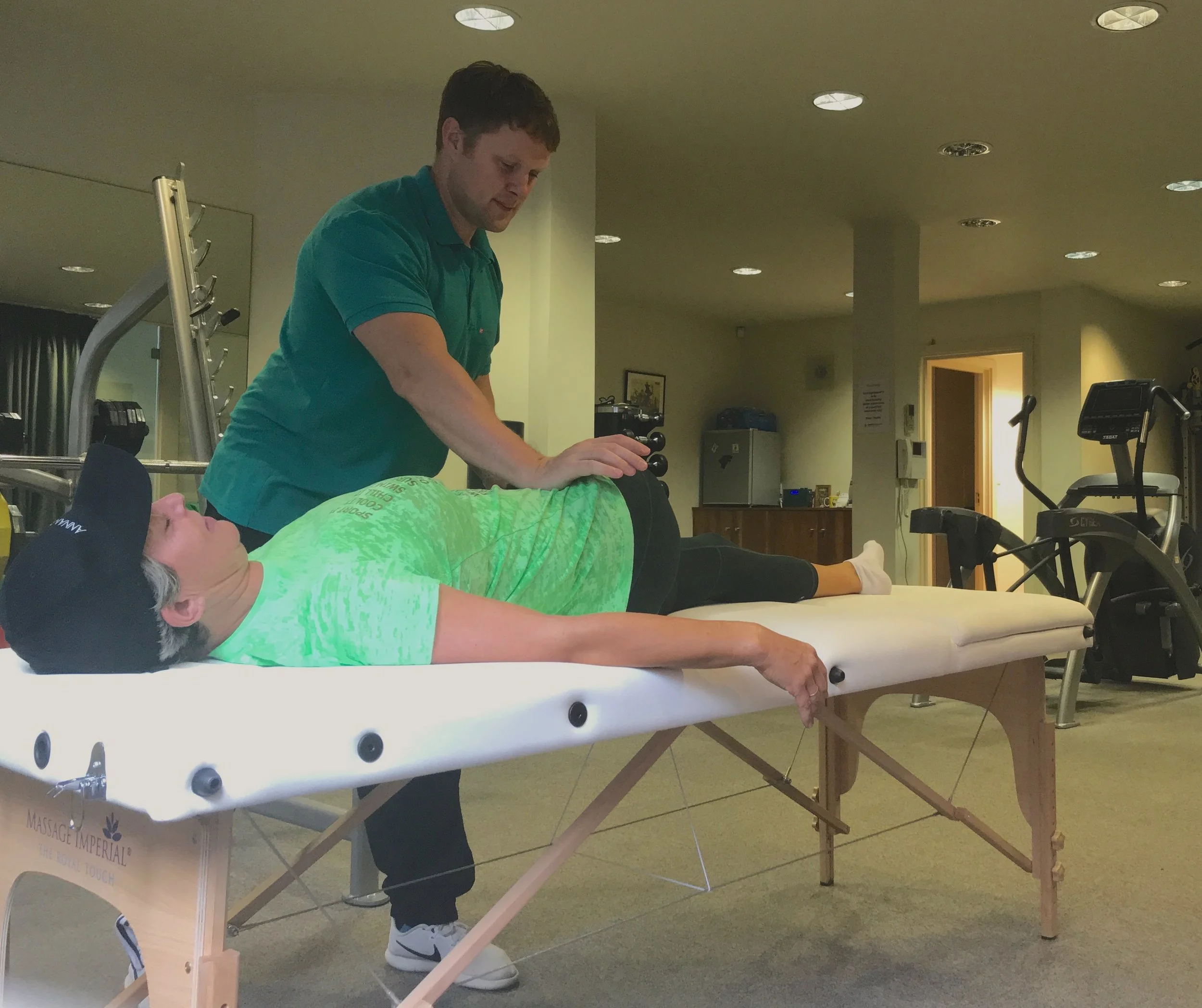 Craig doing a MAT resistance check on my lower abdominal muscles (I know I look as if I had my eyes shut, but I didn’t. Honest)