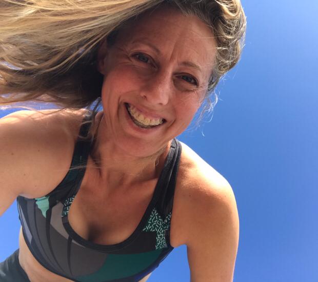 I am Maike: positive, sportive and energetic. I really would like women in Nepal to have the freedom of choice like we western women have in deciding their field of work. Ik ben Maike: positief, sportief en energiek. Ik wil graag dat vrouwen in Nepal zelfregie en vrijheid ervaren net als wij westerse vrouwen in het maken van hun keuzes mbt werk. Met het geld dat ik ophaal kunnen ze worden opgeleid om een beroep te beoefenen.
