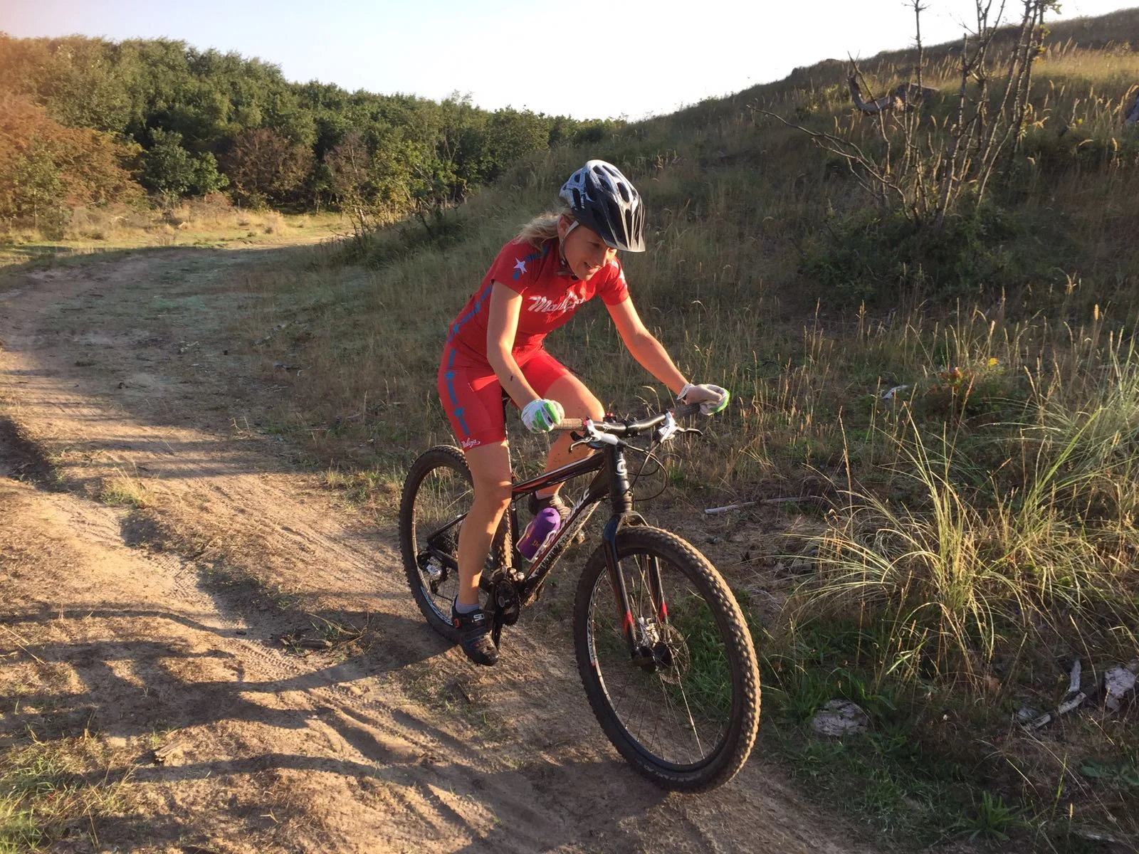 My name is Maartje. I love biking, surfing, skiing and skating. But if by running 10 km I can support empowering a lot of women in Nepal then I do so willingly. Mijn naam is Maartje. Ik fiets, surf, ski en schaats heel graag. Maar als ik met een 10 km hardlopen een bijdrage kan leveren aan het empoweren van een heleboel vrouwen in Nepal, dan doe ik dat ook heel graag!
