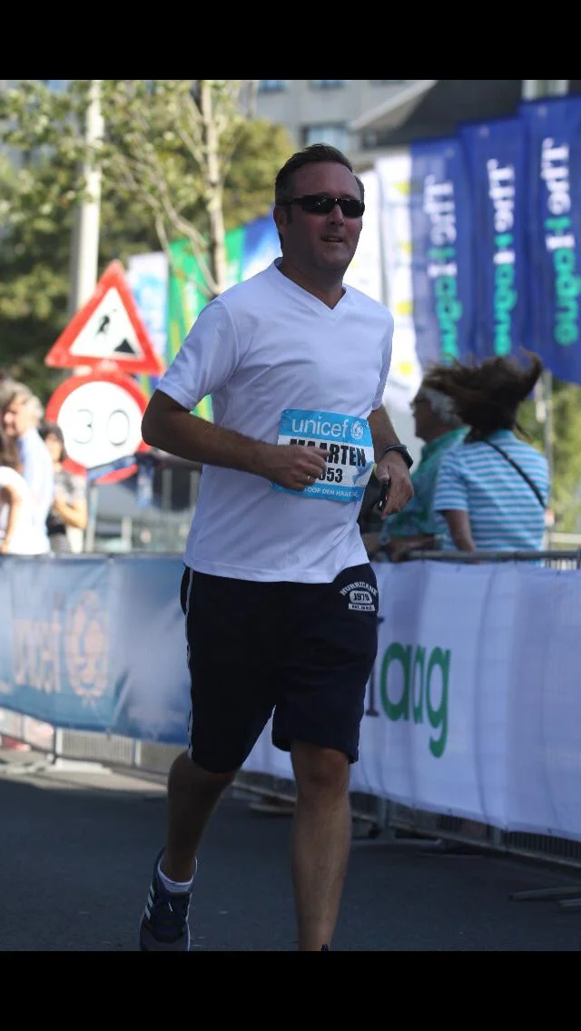 My name is Maarten and I love running for a good cause. A small contribution helps another person improve their livelihood. With the money that we raise for 6°, women in Nepal can be trained so that they can become self-reliant. Mijn naam is Maarten en ik vind het heerlijk om te lopen voor een goed doel. Een kleine bijdrage helpt een ander naar een veel beter bestaan. Met het geld wat wij ophalen voor Stichting 6° kunnen vrouwen in Nepal opgeleid worden zodat zij in hun eigen levensonderhoud kunnen voorzien.