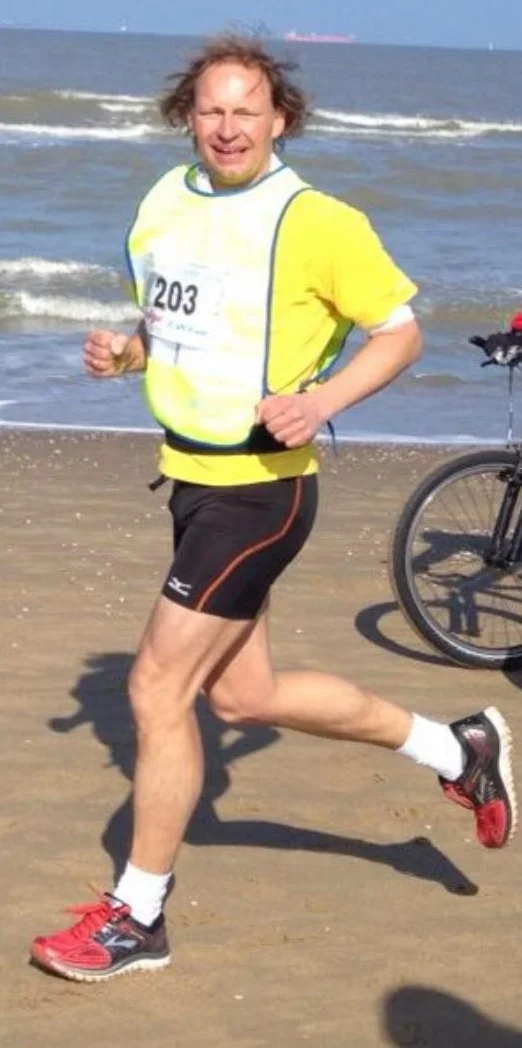I am Jurgen. I gladly run for 6° and their inspiring initiatives. I hope a lot of people support us so that 6° can train a lot more women in Nepal. Ik ben Jurgen. Graag ren ik een steentje bij voor het prachtinitiatief 6°. Ik hoop dat velen ons willen steunen, zodat 6° daar weer vele vrouwen in (o.a) Nepal kan opleiden.