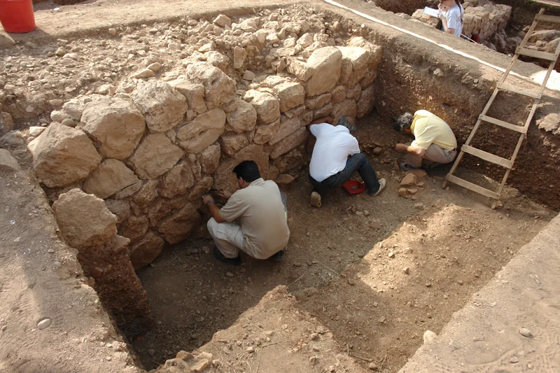 digging_at_mycenae.jpg