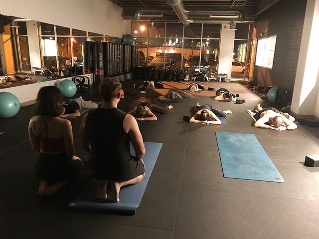 We love to host free community classes as a thank you for all your support (and because we all need a little extra love during the holidays!) thank you @thrivefunctionalfitness for the sweat and stretch sesh! @bullmans_knoxville