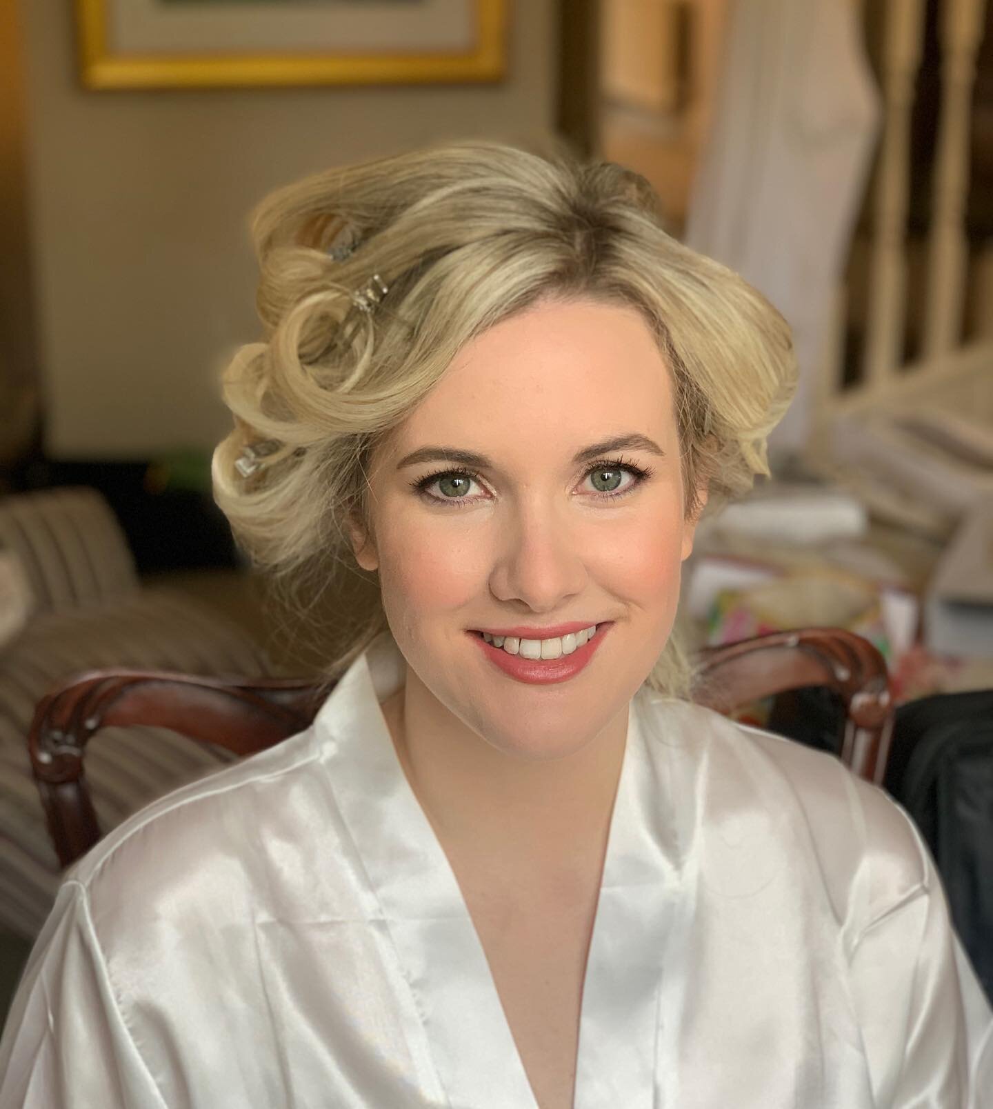 I loved creating this classic bridal make-up on Saturday for Ellie, doesn&rsquo;t she look beautiful! 🤩
.
.
.
#bridalmakeupartistberkshire #makeupartistberkshire #berkshiremakeupartist #weddingmakeuplooks #classicbridalmakeup #englishrosemakeup #tyl