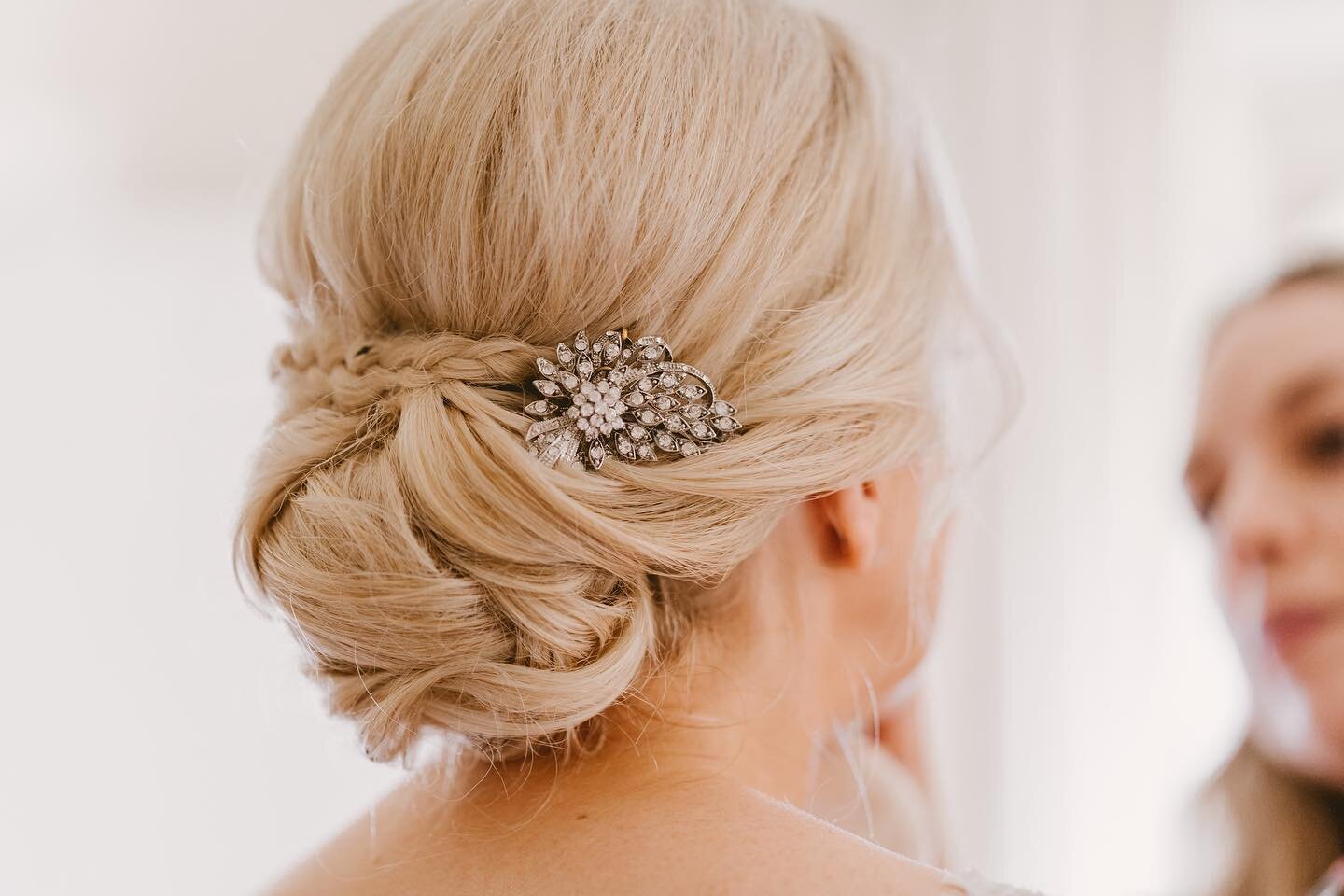 Hair by me for Lucy&rsquo;s wedding @notleyabbeyofficial back in August.
Photographer @sharrongibsonphoto 
.
.
.
#notleyabbeywedding #notleyabbey #weddingthrowback #bridalupdos #bridalupdoideas #bridalupstyle #bridalupstyles #weddinghairstyles #weddi