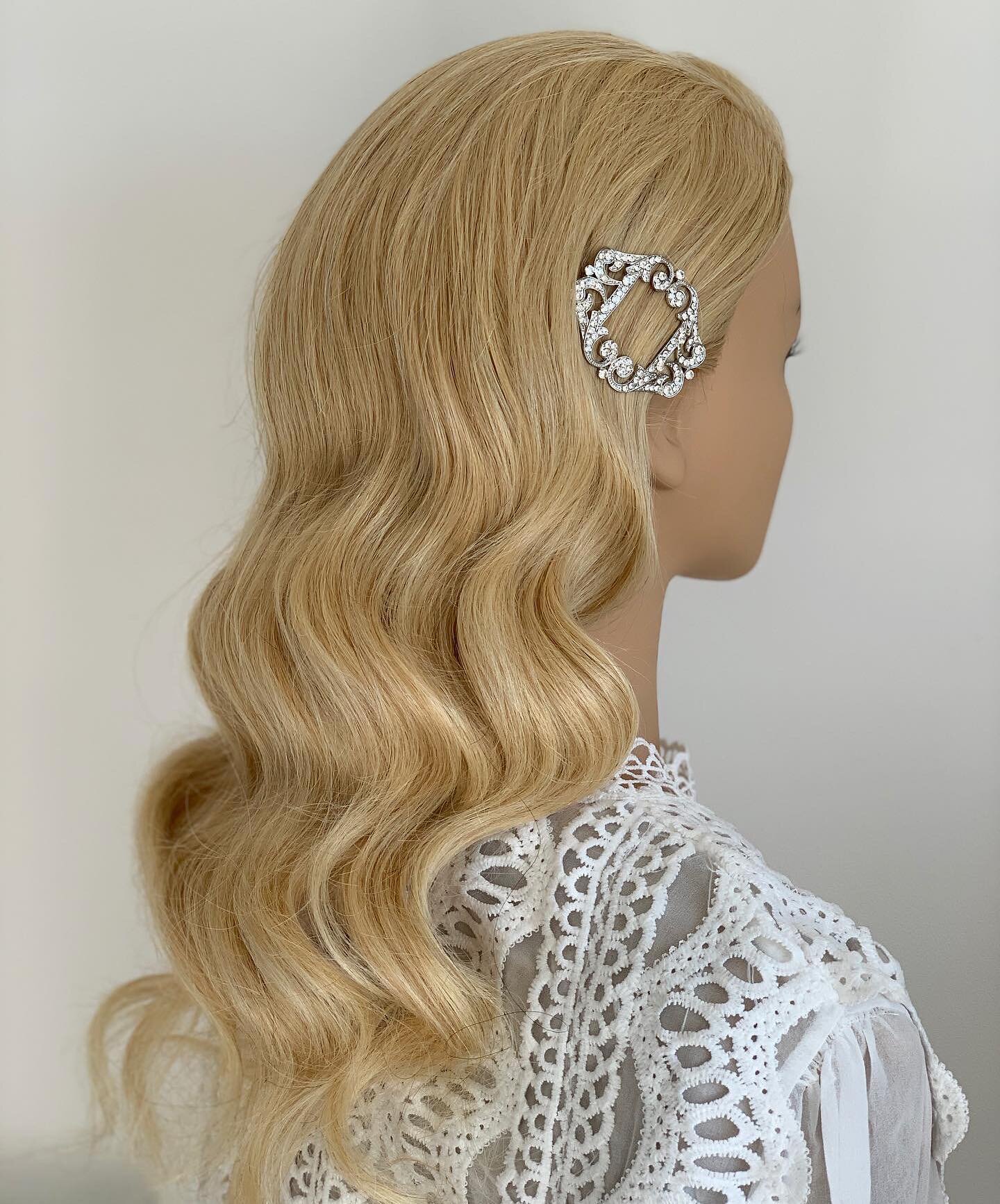 I absolutely love a hollywood wave it&rsquo;s such a classic style that will never go out of date! 
Would you have this as your bridal hair? 😍
.
.
.
#hollywoodwave #hollywoodwaveshair #hollywoodwaveshairstyle #bridalhollywoodwaves #bridalhairideas #