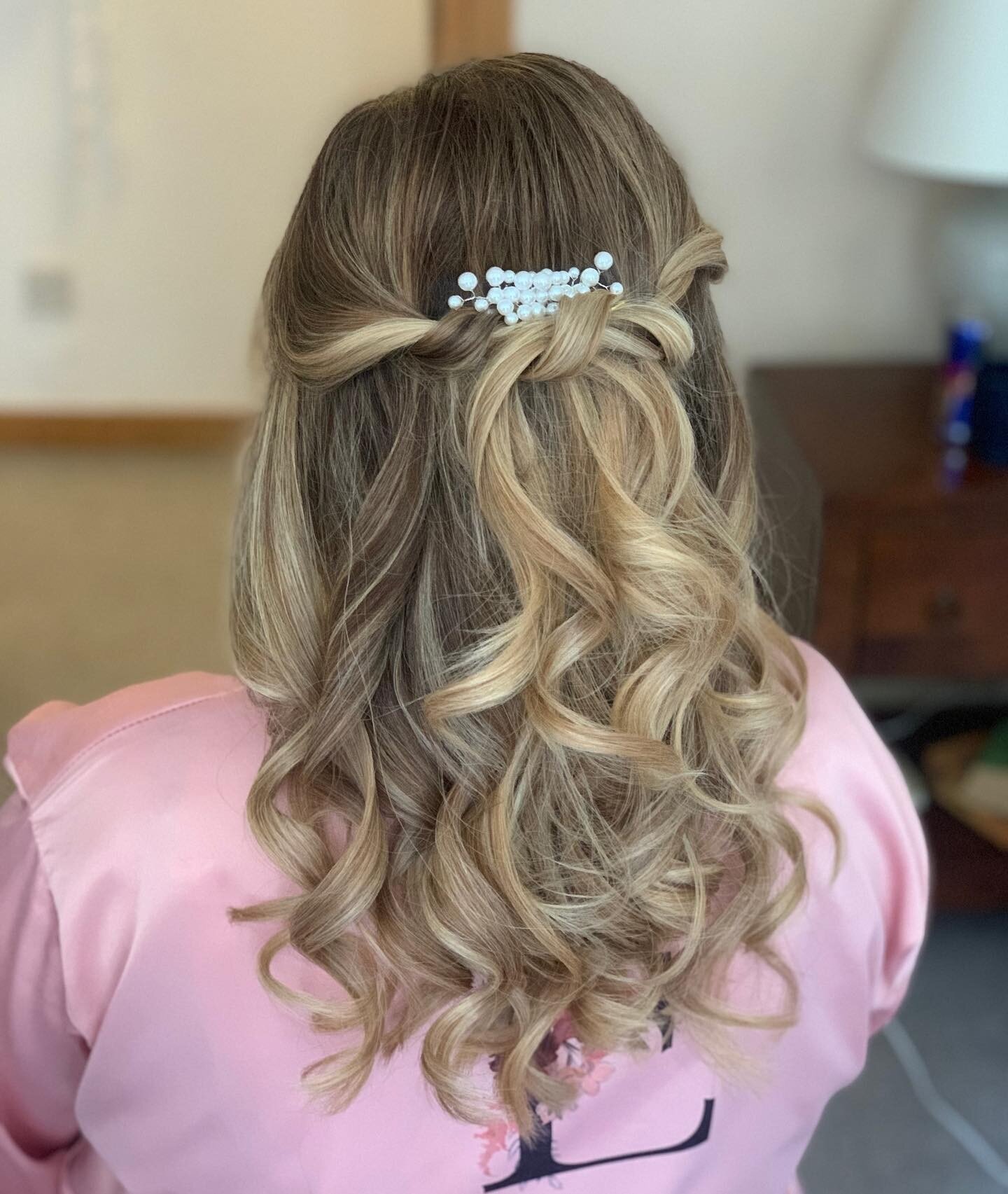 A classic wavy twisted half up half down on a bridesmaid last year. This never goes out of style!
Hair &amp; picture by me
Venue @missendenabbey 
.
.
.
#halfuphalfdownhairstyle #halfuphalfdown #curlyhalfuphalfdown #curlyhairstyles #twistedhalfuphalfd