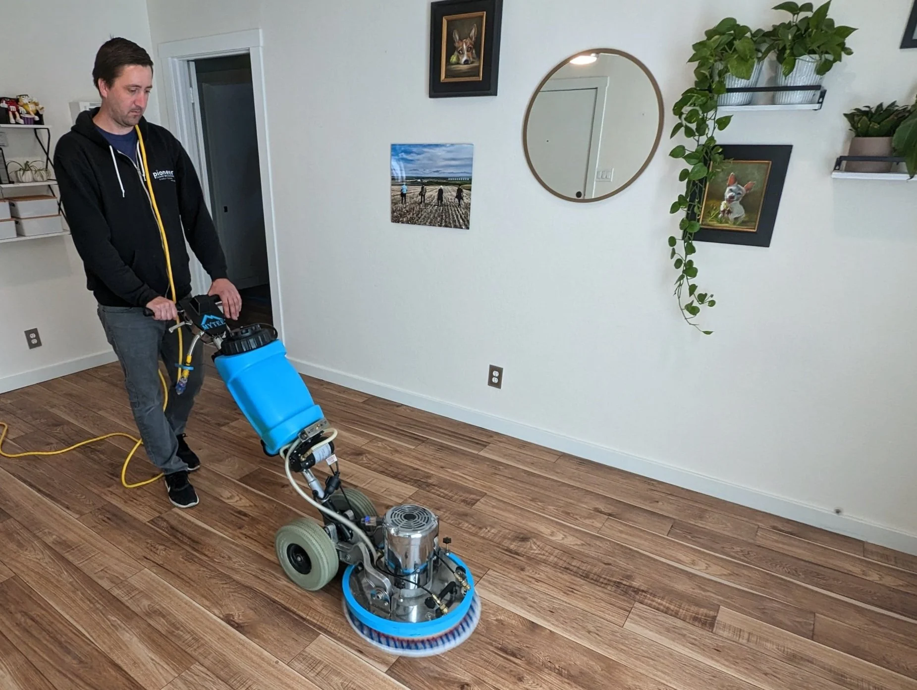 Laminate+Floor+Cleaning+In+Progress.jpg