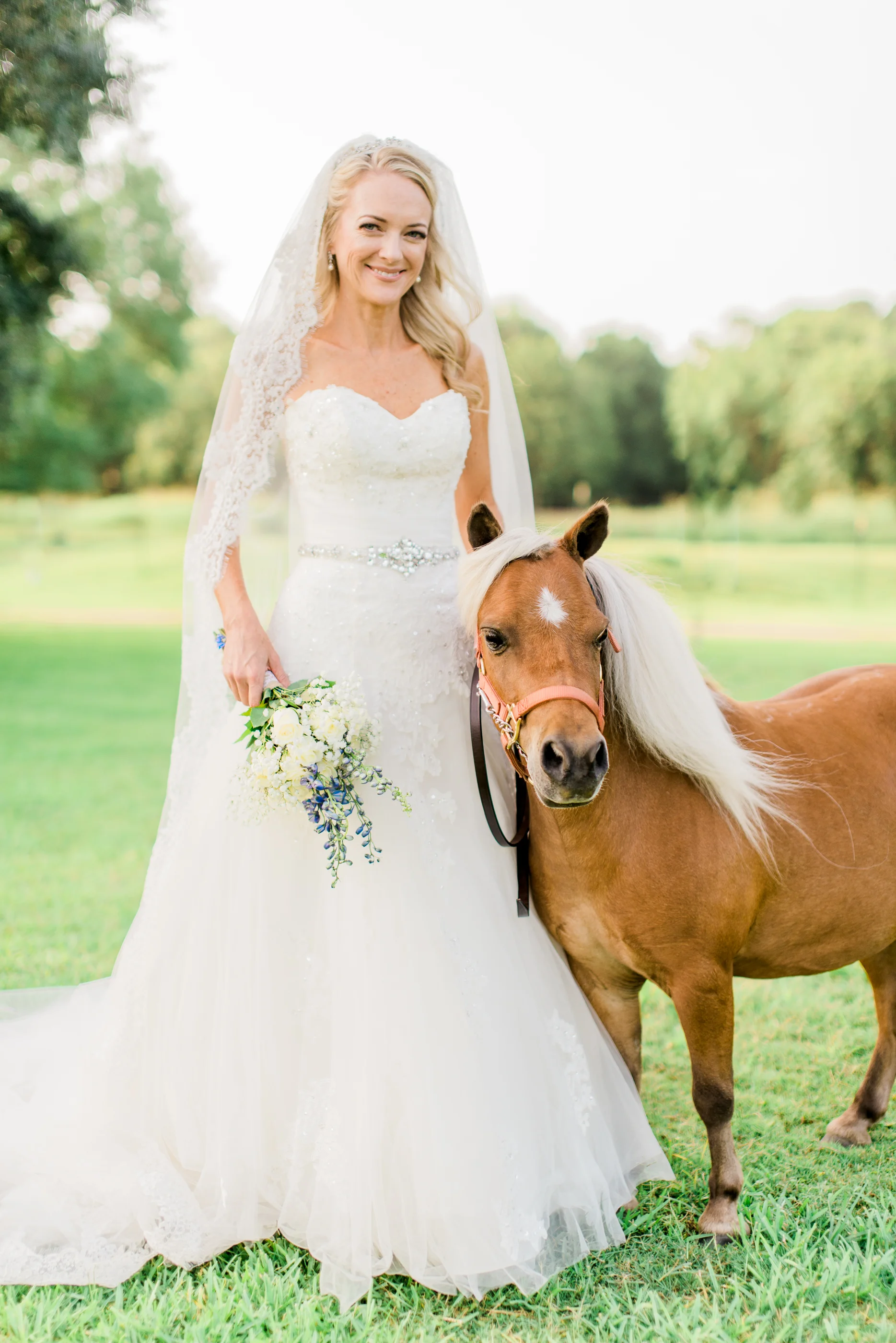 DonnasLegacyEventCenter_AlvinTexas_BrazoriaCountyWeddingPhotographer_AlvinBridalSession_Bridalswithhorses (5).jpg