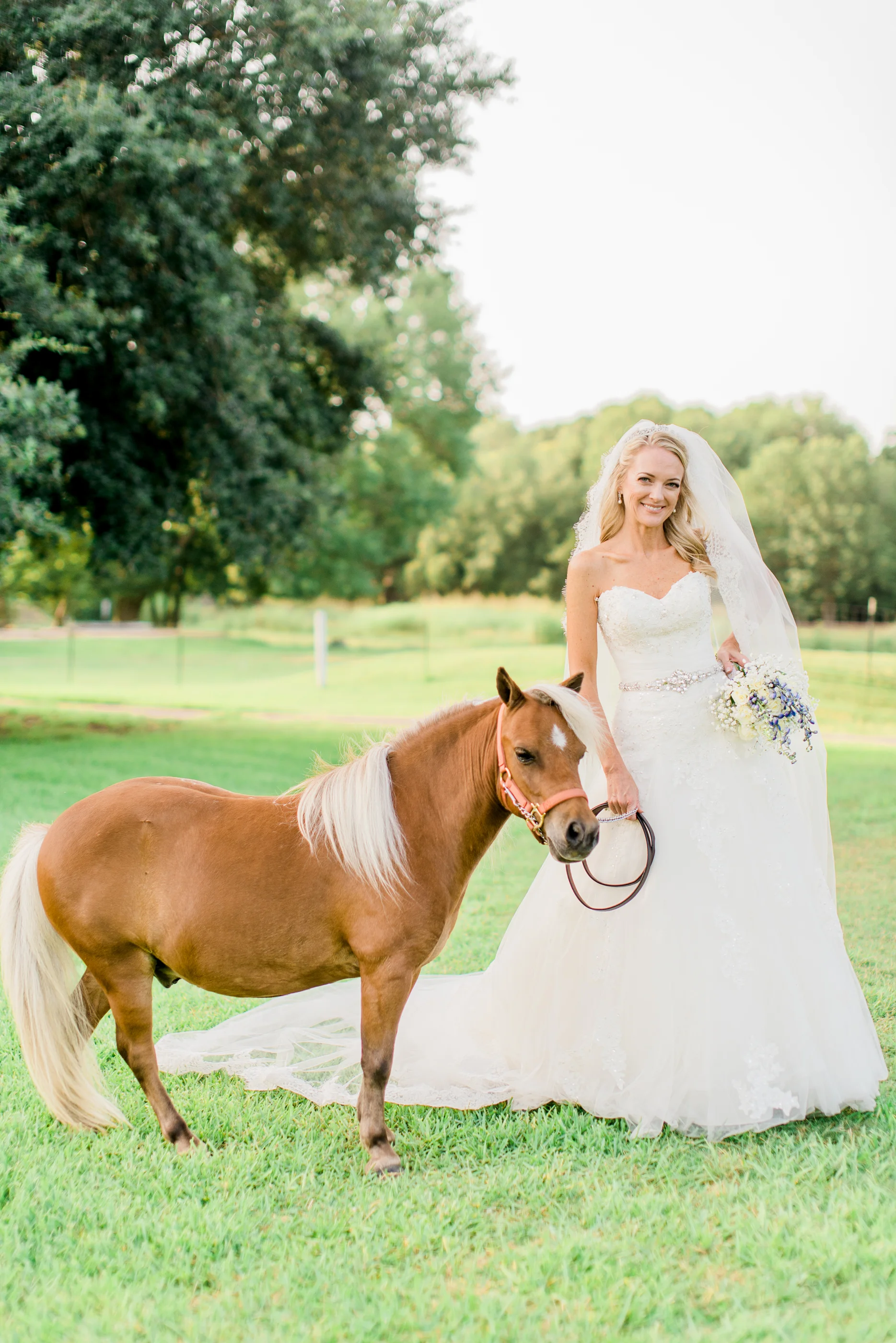 DonnasLegacyEventCenter_AlvinTexas_BrazoriaCountyWeddingPhotographer_AlvinBridalSession_Bridalswithhorses (6).jpg