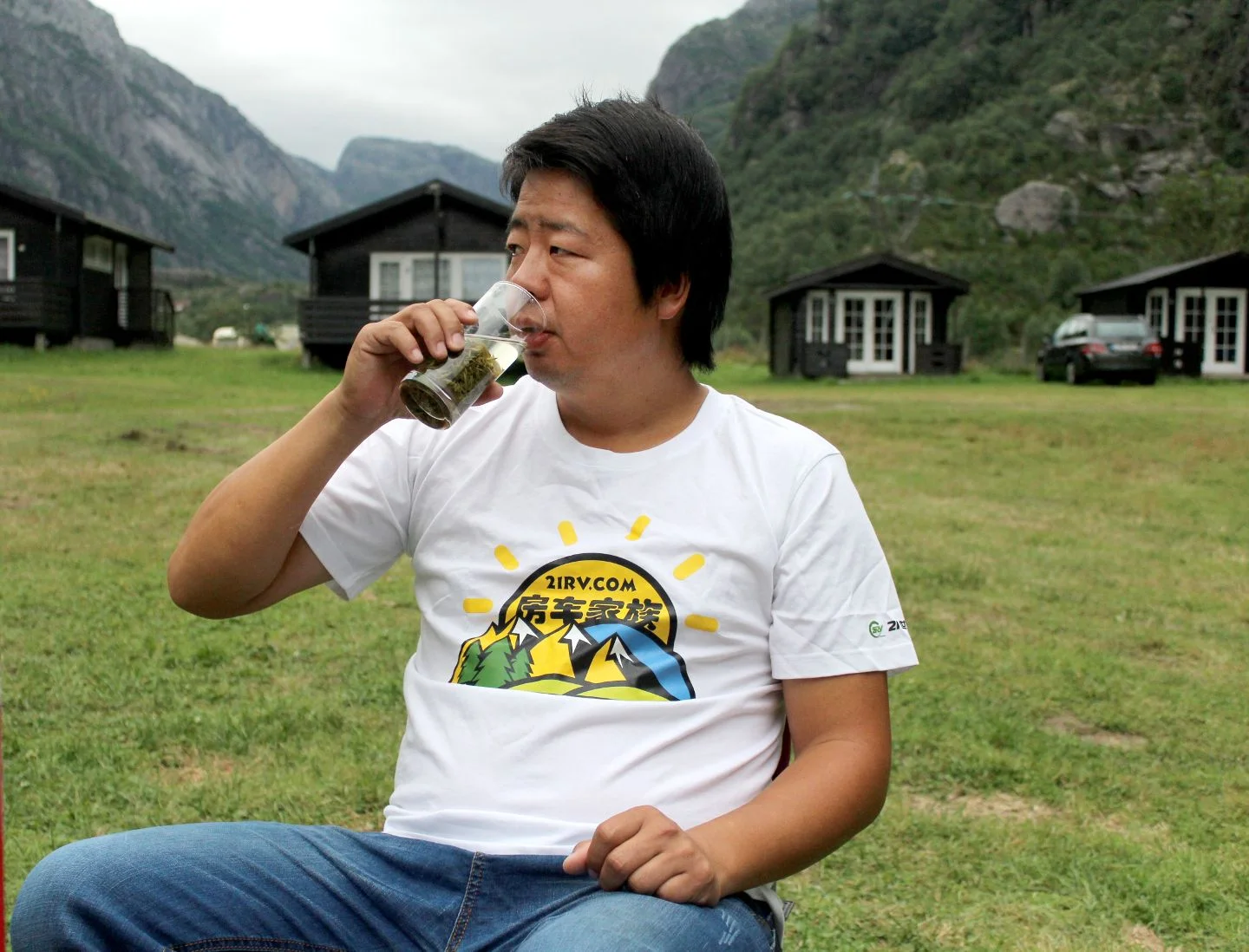 Wang Xudong drikker te han har tatt med seg fra Kina. De har parkert bilen på Lysebotn Camping for tre netter.