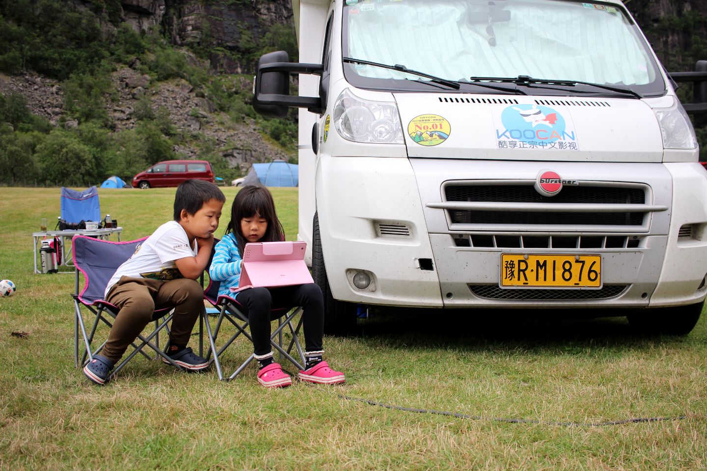 Tvillingene Wang Jiaying og Wang Jialu på fem år har bodd i familiens campingbil de siste fire månedene. De har spilt masse spill på iPaden mens de har kjørt fra Kina til Norge.