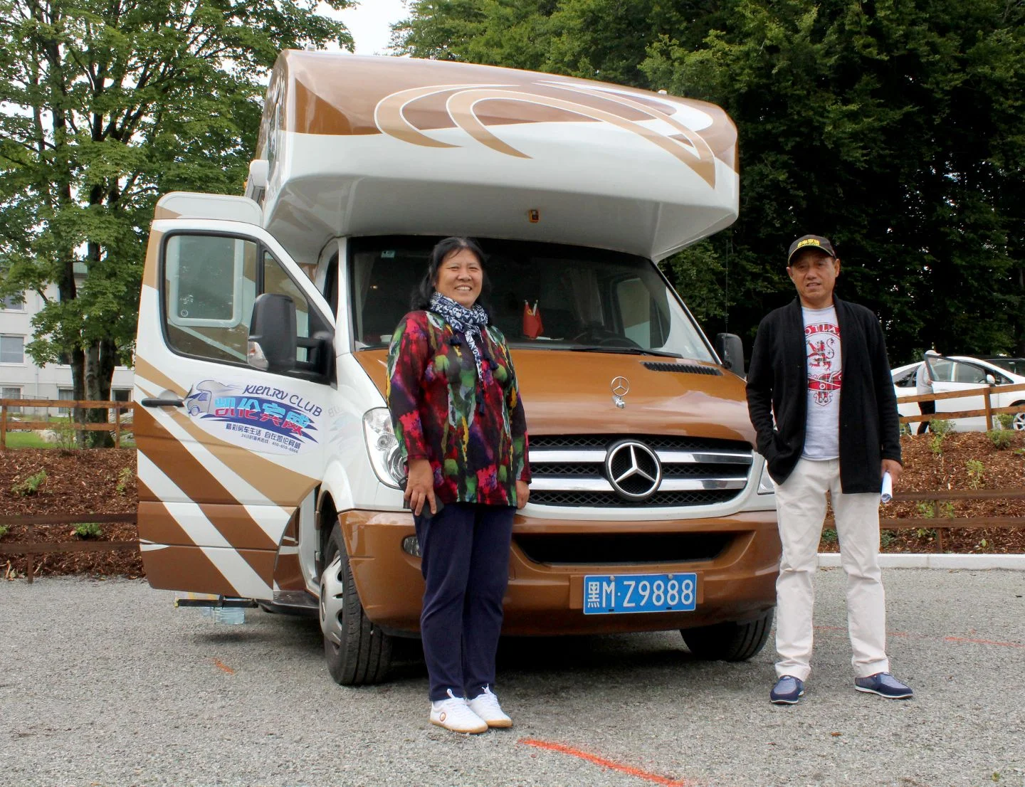 Zhu Guoyou og Zhao Yan er beskyttet av bilskiltet på reisen som lover dem lang lykke.