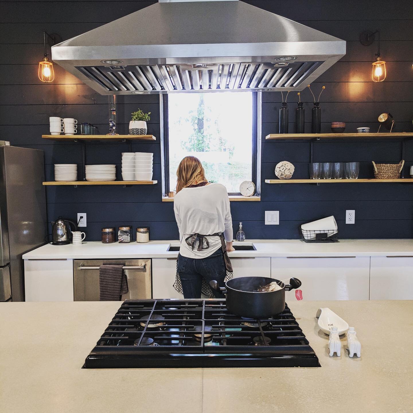 ➕A residential kitchen build out. Set In Stone designed and installed the custom concrete counter tops and open wood shelving with steel brackets. If you have an idea, we can bring it to life. If you need help with the design or want to hand the desi