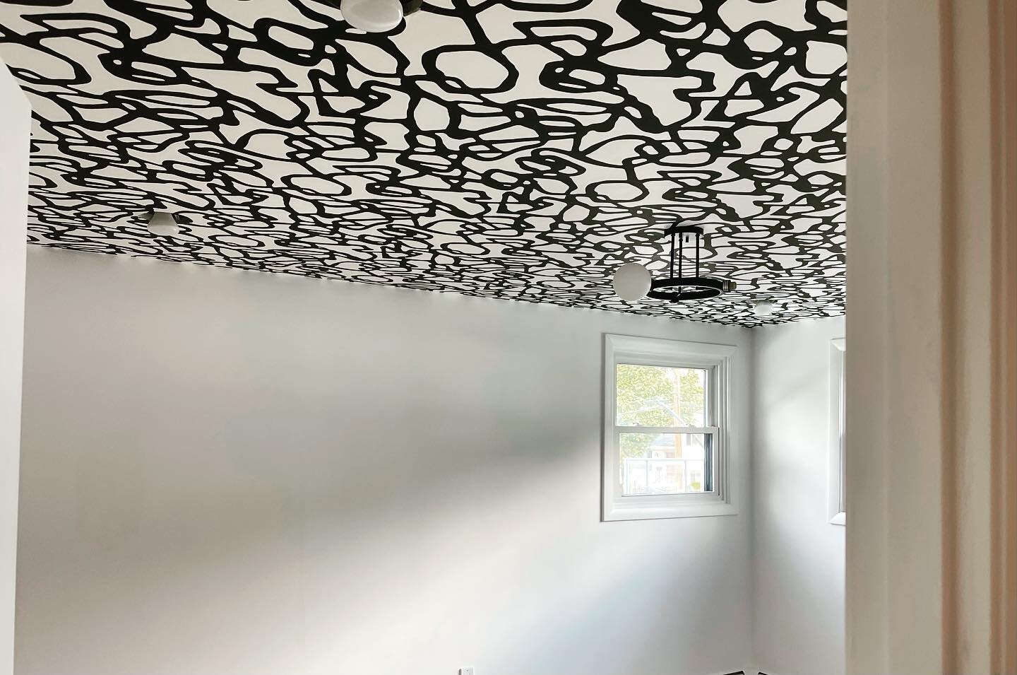 Renovation check in AND Wallpaper Wednesday 🖤
@nina_seed_interiors 
#ilovemyclients 
.
.
.
.
#interiors #interiordesign #interiordesigner #bostondesigner #interiordecorating #interiordecorator #newenglandliving #newenglandhome #myhousebeautiful #myb