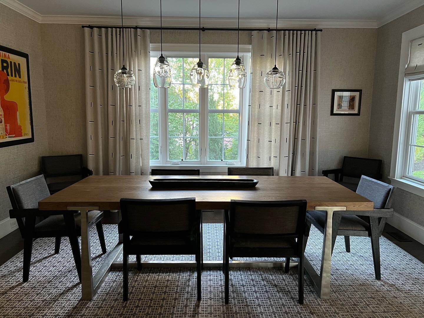 Dining Room Delight 🖤
(Swipe for the before)
Removing the faux wainscoting and ceiling detail in this room enabled us to create a sleeker, more cohesive vibe for this space which is open to the kitchen; we added textured metallic wallpaper, hand-blo