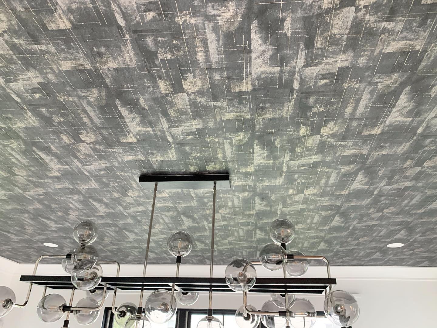 Dining room drama on #wallpaperwednesday with this fabulous dark metallic paper 🖤
@nina_seed_interiors 
#ilovemyclients 
.
.
.
.
#interiors #interiordesign #design #decor #interiordesigner #bostondesigner #newenglanddesign #newenglandhome #newenglan
