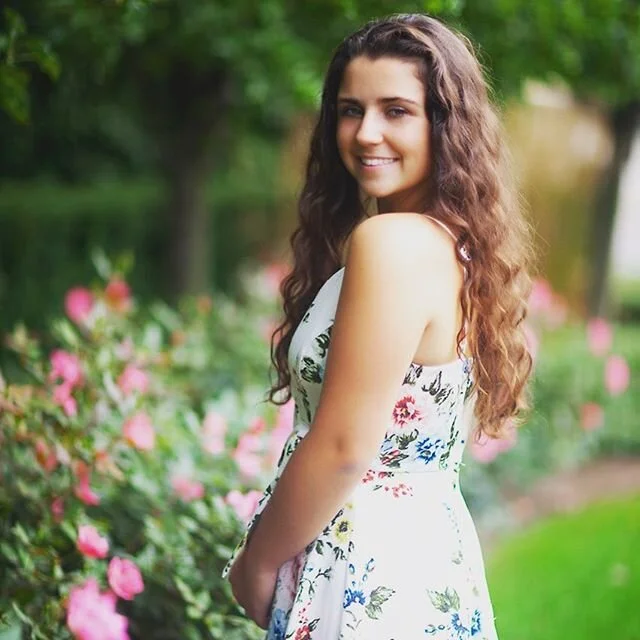 gardens + gorgeous .
.
.
#seniorsunday #seniorportraits #portraitphotography #portrait #rosegarden #naturallightphoto #depthoffield #pursuitofportraits #canon85mm #shallowdepthoffield