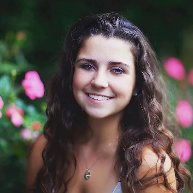 roses + lovely .
.
.
#seniorportraits #seniorportraitphotographer #metrodetroitphotographer #naturallightphotography #pursuitofportraits #portraitmood