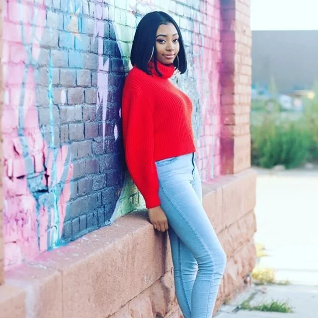 blue jeans .
.
.
#seniorportraits #seniorportraitphotographer #naturallightphotography #onlocationshoot #detroitphotographer